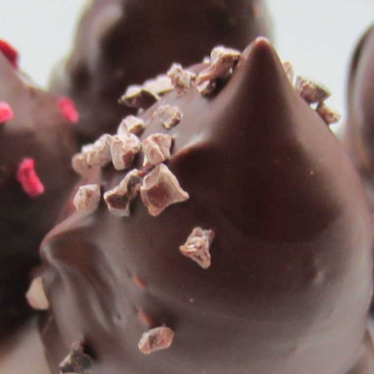 Juleflødeboller med gløggskum og honningkagebund - find opskrifterne på danishthings.com © Christel Danish Things