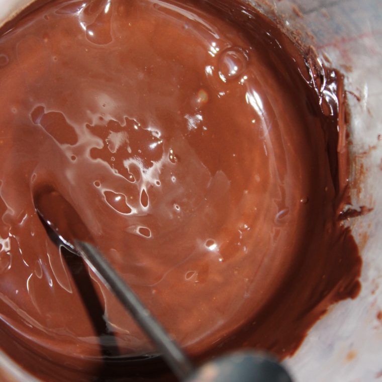 Tempereret chokolade til chokoladeknapper og fyldt chokolade - find opskrifter og inspiration på danishthings.com © Christel Danish Things