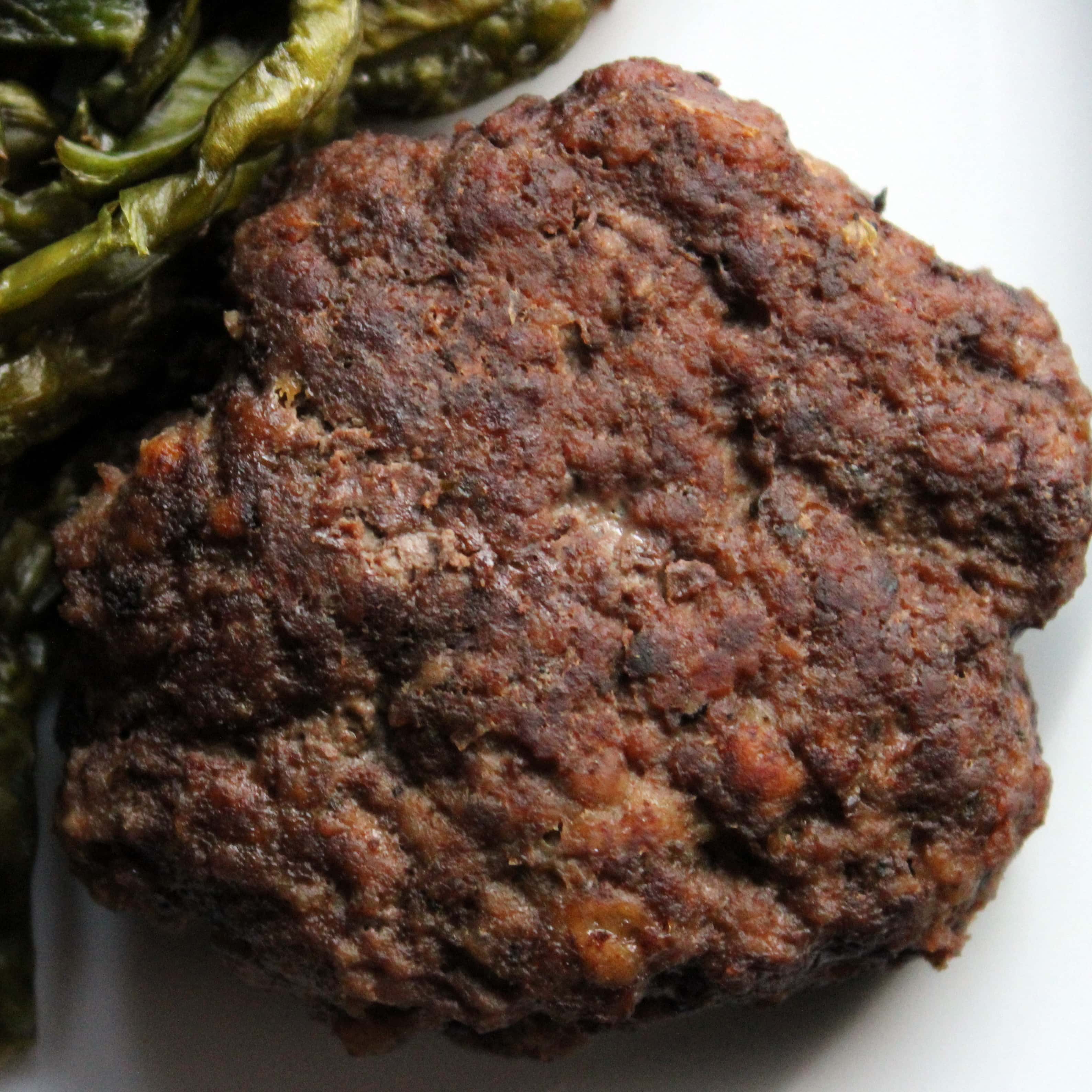 Saftig burger med bønnefritter