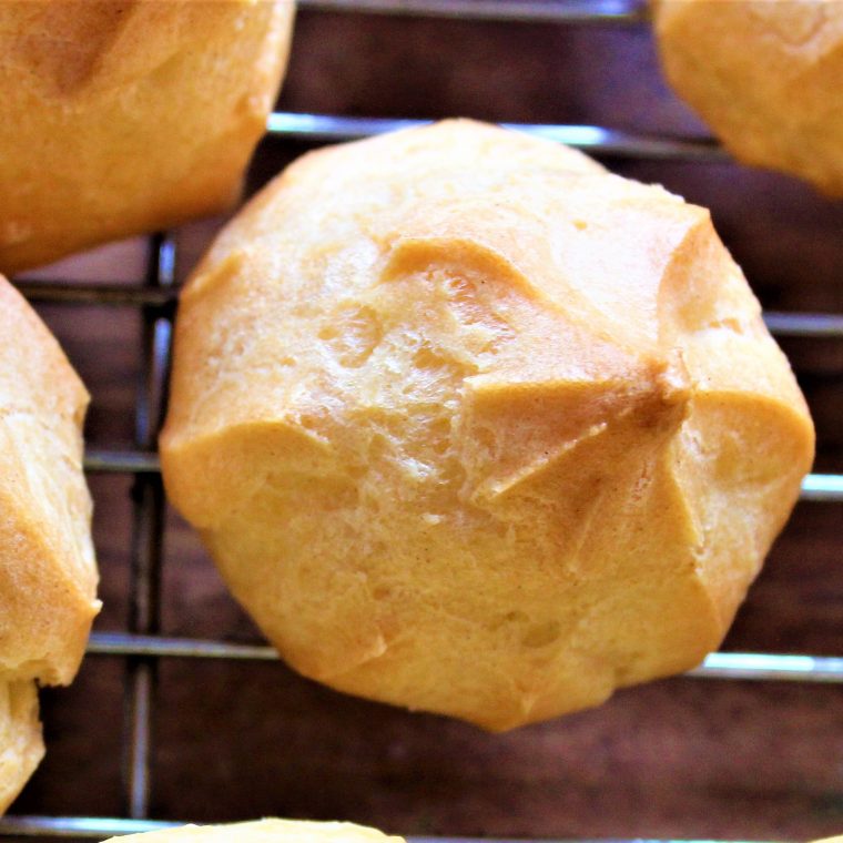 Vandbakkelser er god til en let frokost, og som en lækker forret med et salt fyld, eller til kaffen og som dessert med et sødt fyld. Få tips til bagning af dine vandbakkelser og opskrifter på fyld. Du kan også finde andre opskrifter, gratis print og inspiration til årets gang på danishthings.com #DanishThings #choux #pastry #dessert #festlig #vandbakkelse #vandbakkelser #forret #fastelavn #appetizer