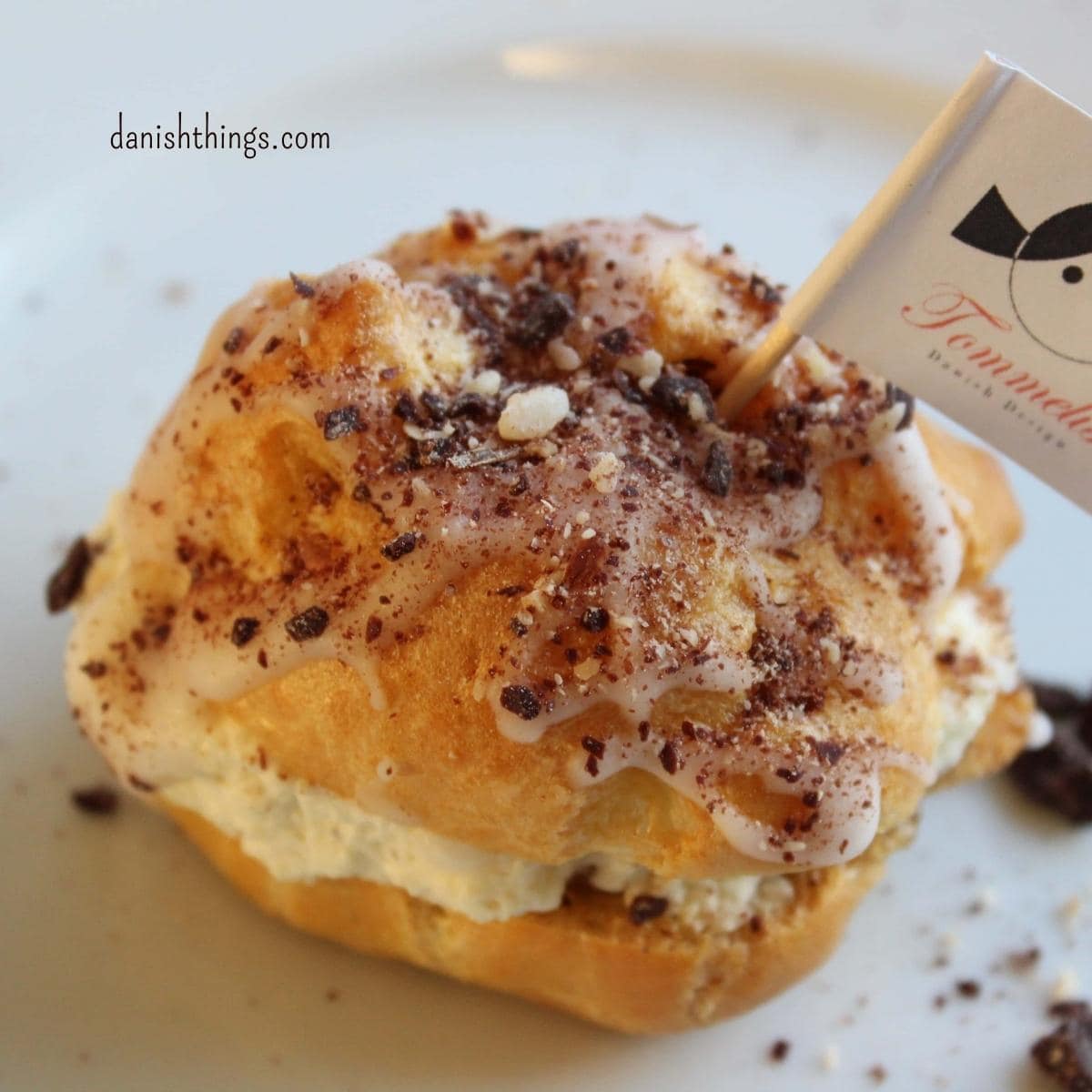 Lækre Walesboller med marcipanskum og hjemmelavet æblemarmelade. Pynt dem med glasur, grofthakkede hasselnødder og mørk chokolade. Lav vandbakkelser med marcipan fyld, som fastelavnsboller eller som lækre flødekager til kaffen. Find opskrifter, gratis print og inspiration til årets gang på danishthings.com © Christel Parby Danish Things #DanishThings #walesboller #Walesbolle #fastelavnsbolle #fastelavnsboller #vandbakkelse #vandbakkelser #marcipanskum #flødekage #cremebolle #fastelavn #kage #eftermiddagskaffe