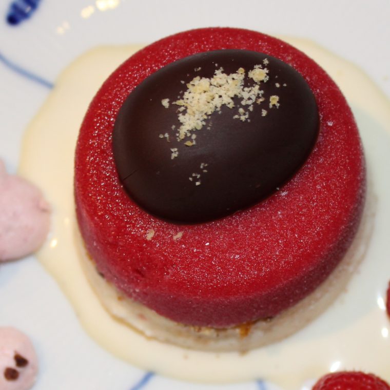 Nytårs dessert - Chokoladeæg med mousse, vaniljeis, hindbær appelsin sorbet, nougatine og hindbærmarengs - find opskrifterne på danishthings.com © Christel Danish Things