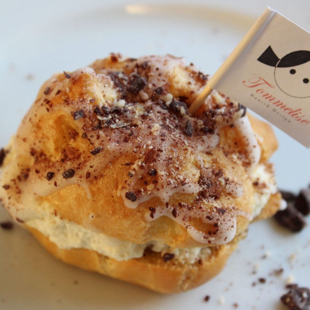  Vandbakkelser med laksemousse af røget laks er lækre som små appetitvækkere, de passer godt til en let frokost eller som en lækker forret. Få tips til bagning af dine vandbakkelser og opskriften på laksemousse af røget laks. Find opskrifter, gratis print og inspiration til årets gang på danishthings.com #DanishThings #laksemousse #røget laks #festlig #vandbakkelse #vandbakkelser #forret #fastelavn #appetizer 