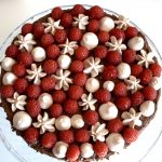 Chokoladelagkage - en lagkage med chokolademousse - Find opskrifter, gratis print og inspiration til årets gang på danishthings.com (Recipe in Danish)