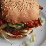 Hjemmelavet burger med nemme hjemmelavede burgerboller og nem lynsyltet agurkesalat. Find opskrifterne på danishthings.com