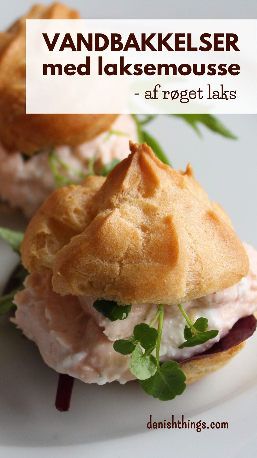 Vandbakkelser med laksemousse af røget laks er lækre som små appetitvækkere, de passer godt til en let frokost eller som en lækker forret. Få tips til bagning af dine vandbakkelser og opskriften på laksemousse af røget laks. Find opskrifter, gratis print og inspiration til årets gang på danishthings.com #DanishThings #laksemousse #røget laks #festlig #vandbakkelse #vandbakkelser #forret #fastelavn #appetizer
