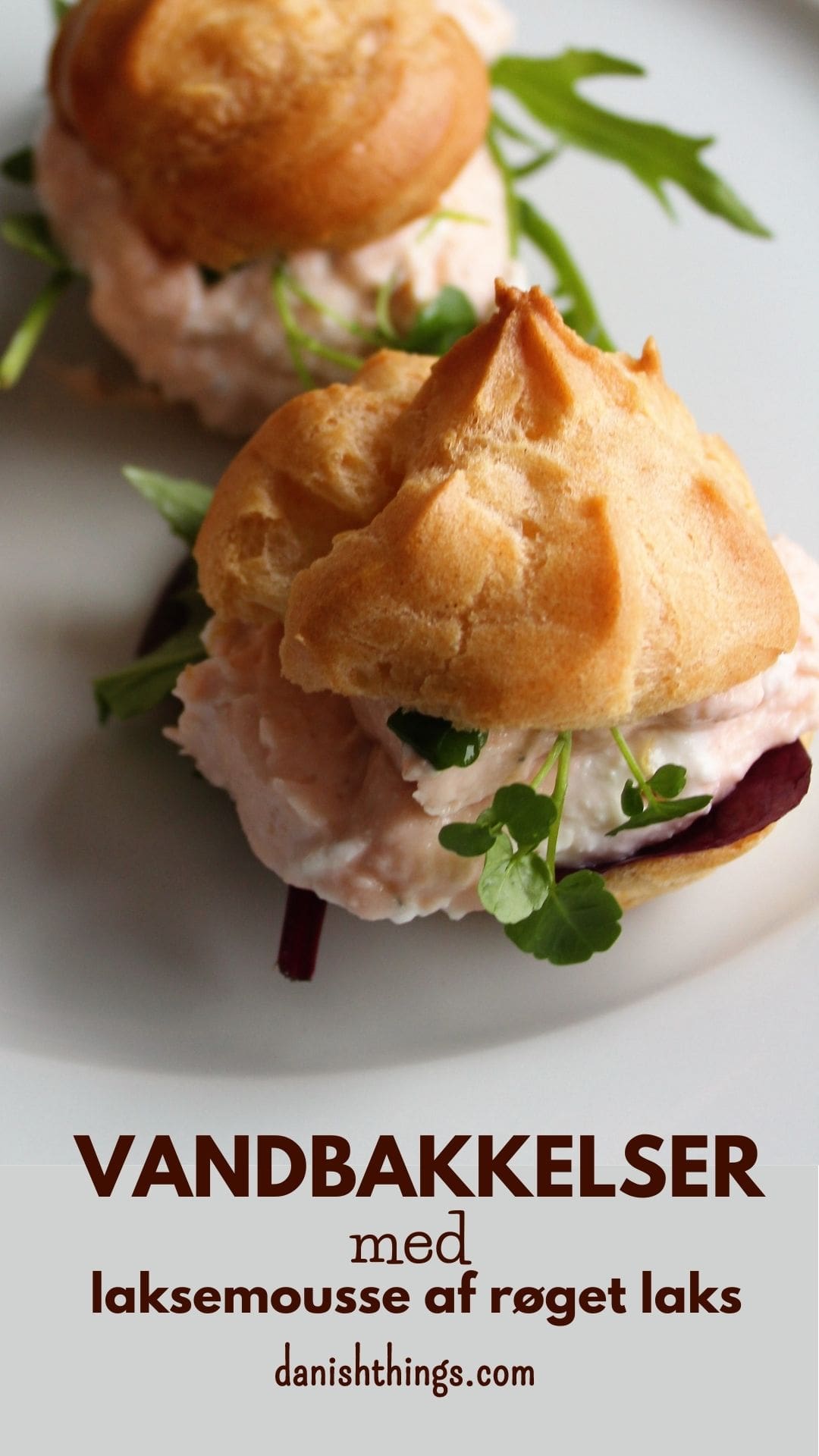 Vandbakkelser med laksemousse af røget laks er lækre som små appetitvækkere, de passer godt til en let frokost eller som en lækker forret. Få tips til bagning af dine vandbakkelser og opskriften på laksemousse af røget laks. Find opskrifter, gratis print og inspiration til årets gang på danishthings.com #DanishThings #laksemousse #røget laks #festlig #vandbakkelse #vandbakkelser #forret #fastelavn #appetizer