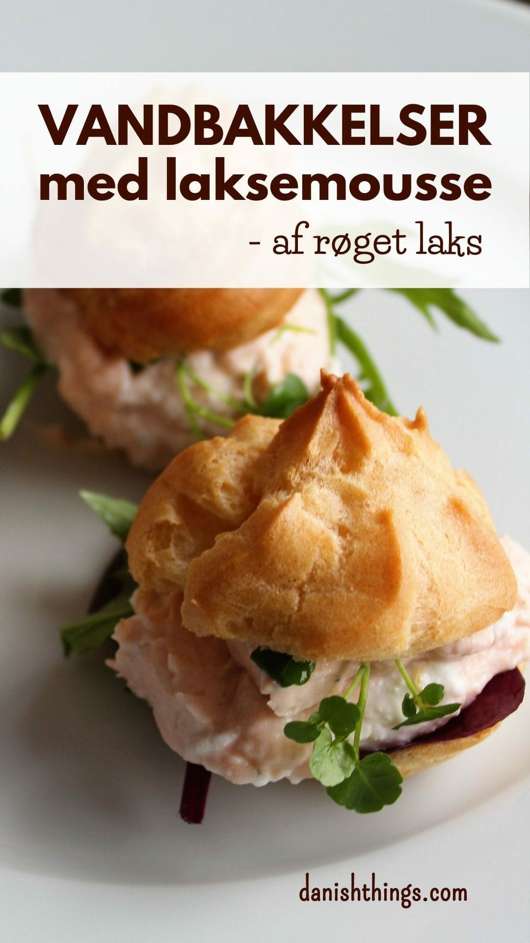 Vandbakkelser med laksemousse af røget laks er lækre som små appetitvækkere, de passer godt til en let frokost eller som en lækker forret. Få tips til bagning af dine vandbakkelser og opskriften på laksemousse af røget laks. Find opskrifter, gratis print og inspiration til årets gang på danishthings.com #DanishThings #laksemousse #røget laks #festlig #vandbakkelse #vandbakkelser #forret #fastelavn #appetizer