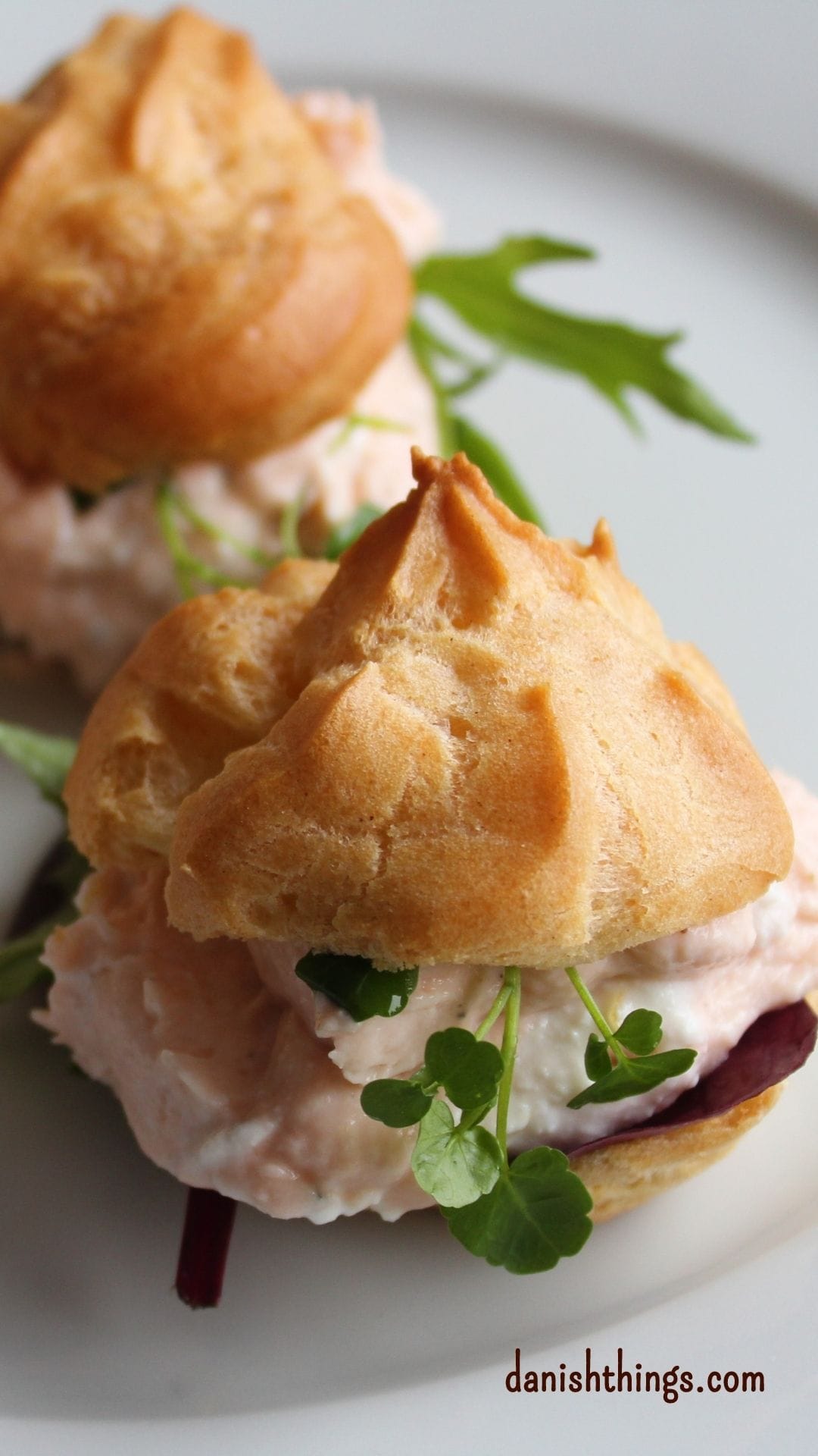 Vandbakkelser med laksemousse af røget laks er lækre som små appetitvækkere, de passer godt til en let frokost eller som en lækker forret. Få tips til bagning af dine vandbakkelser og opskriften på laksemousse af røget laks. Find opskrifter, gratis print og inspiration til årets gang på danishthings.com #DanishThings #laksemousse #røget laks #festlig #vandbakkelse #vandbakkelser #forret #fastelavn #appetizer