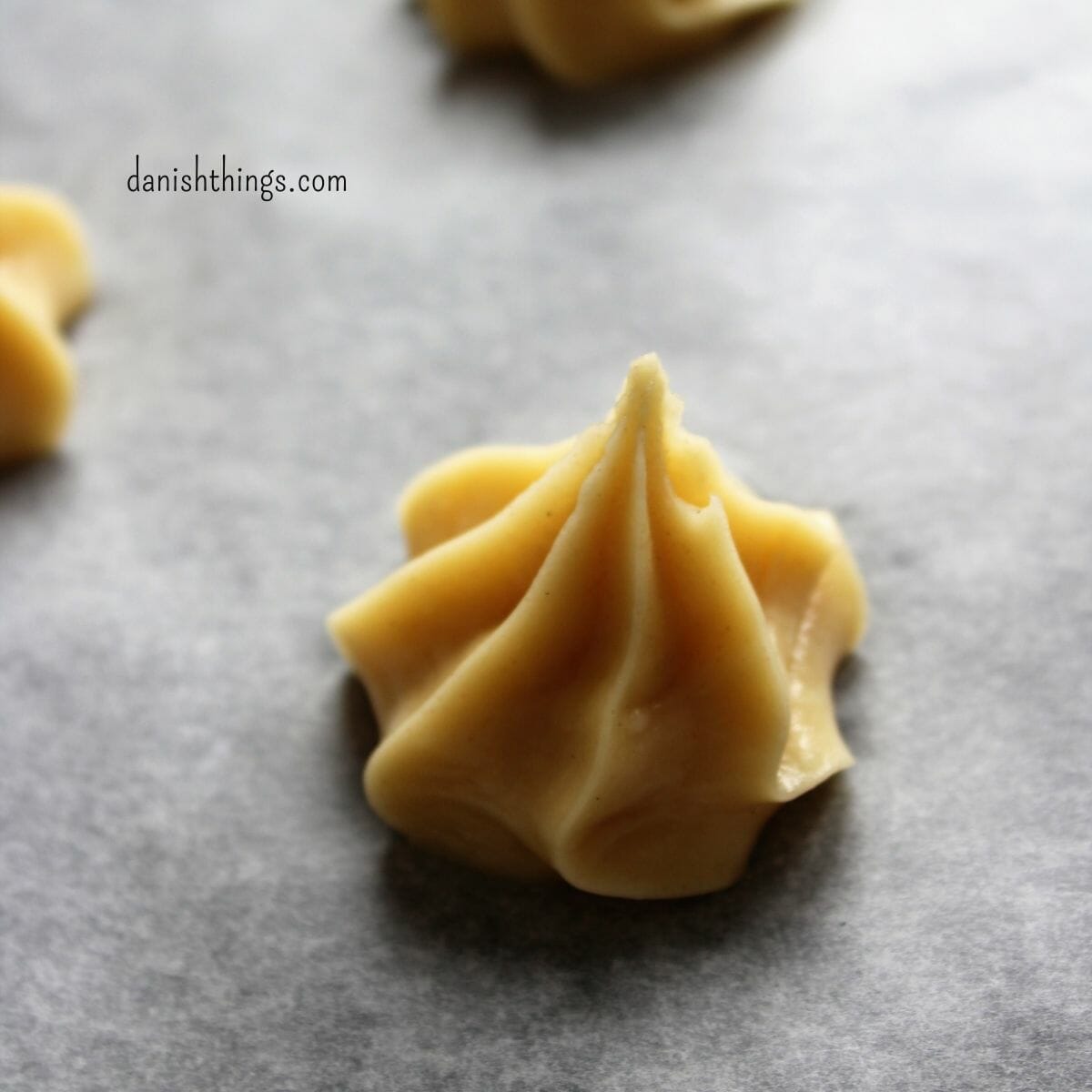 Vandbakkelser er god til en let frokost, og som en lækker forret med et salt fyld, eller til kaffen og som dessert med et sødt fyld. Få tips til bagning af dine vandbakkelser og opskrifter på fyld. Du kan også finde andre opskrifter, gratis print og inspiration til årets gang på danishthings.com #DanishThings #choux #pastry #dessert #festlig #vandbakkelse #vandbakkelser #forret #fastelavn #appetizer