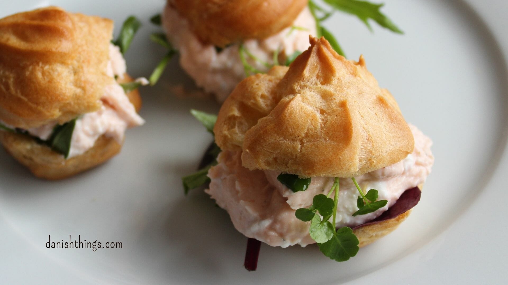 Vandbakkelser med laksemousse af røget laks er lækre som små appetitvækkere, de passer godt til en let frokost eller som en lækker forret. Få tips til bagning af dine vandbakkelser og opskriften på laksemousse af røget laks. Find opskrifter, gratis print og inspiration til årets gang på danishthings.com #DanishThings #laksemousse #røget laks #festlig #vandbakkelse #vandbakkelser #forret #fastelavn #appetizer
