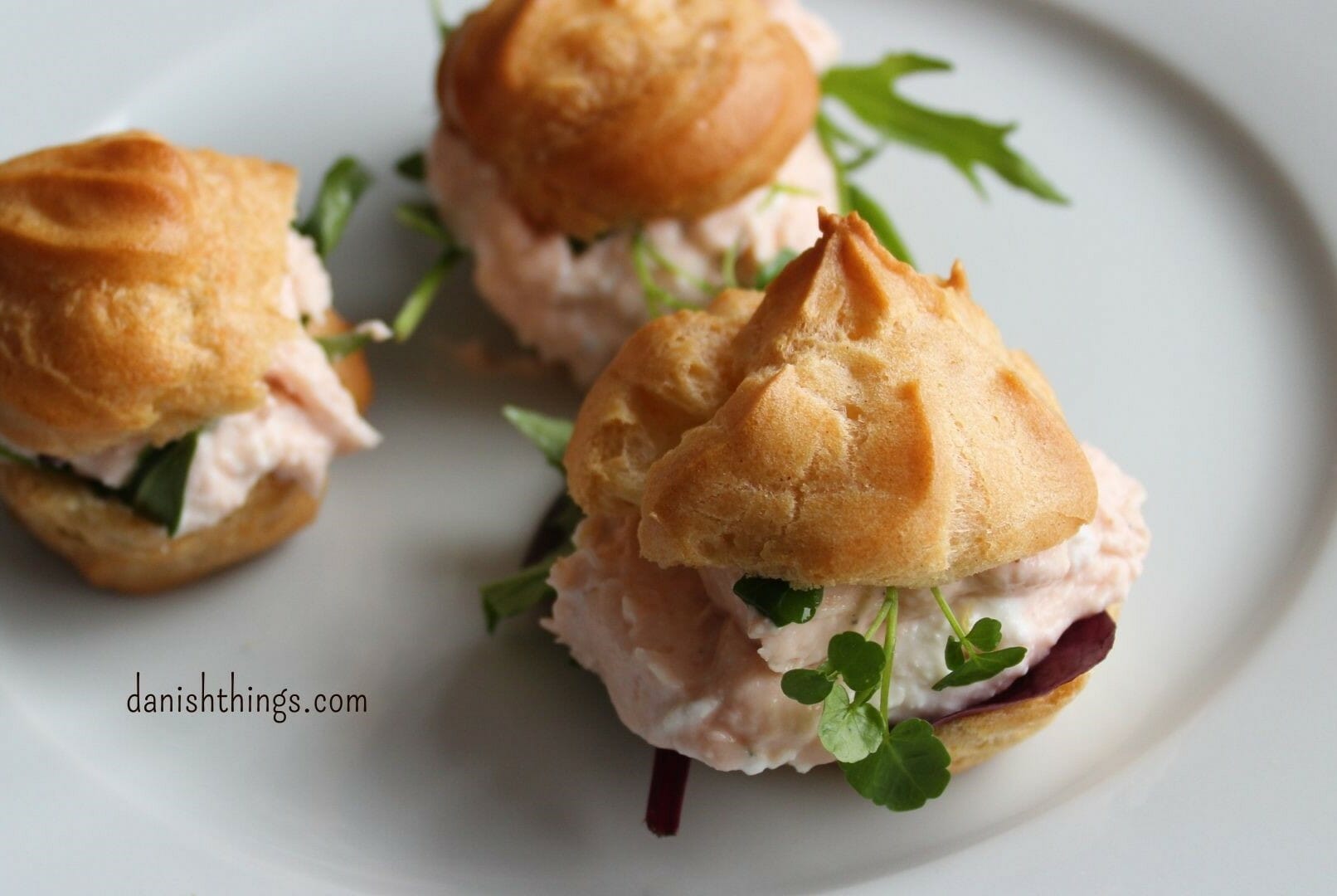 Vandbakkelser med laksemousse af røget laks er lækre som små appetitvækkere, de passer godt til en let frokost eller som en lækker forret. Få tips til bagning af dine vandbakkelser og opskriften på laksemousse af røget laks. Find opskrifter, gratis print og inspiration til årets gang på danishthings.com #DanishThings #laksemousse #røget laks #festlig #vandbakkelse #vandbakkelser #forret #fastelavn #appetizer