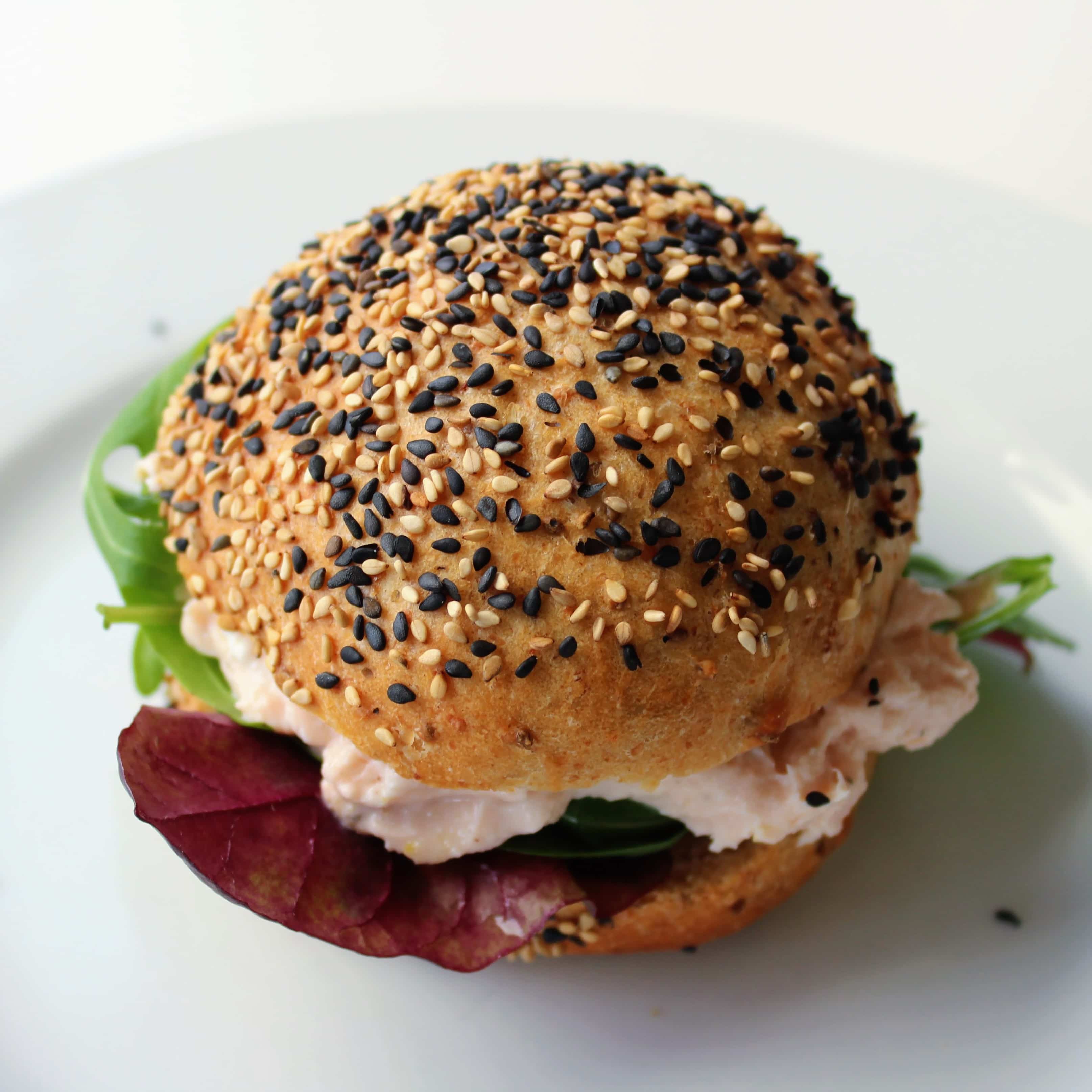 Sandwich med laksemousse af røget laks, en lækker frokostsandwich, til hverdag eller picnic. Find opskrifter og inspiration til årets gang på danishthings.com.