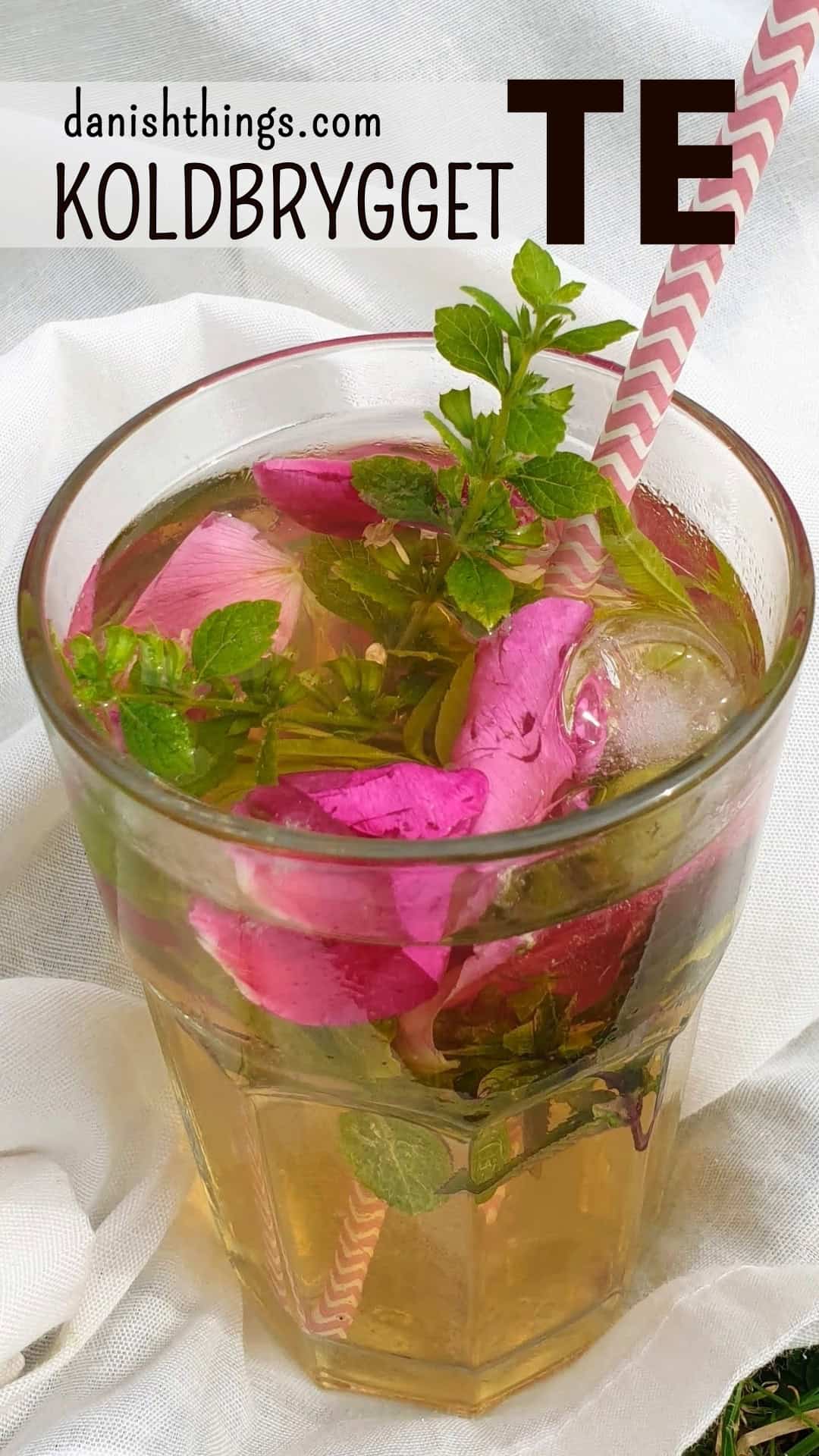 Koldbrygget Earl Grey te med rosenblade og krydderurter. Koldbrygget te, lækkert alternativ i sommervarmen. Drik den som den er eller lav din egen iste – sød den med en af de mange lækre sirupper og prøv en hjemmelavet slushice. Find opskrifter, gratis print og inspiration til årets gang på danishthings.com #DanishThings #koldbryggette #koldbrygget #te #iste #slushice
