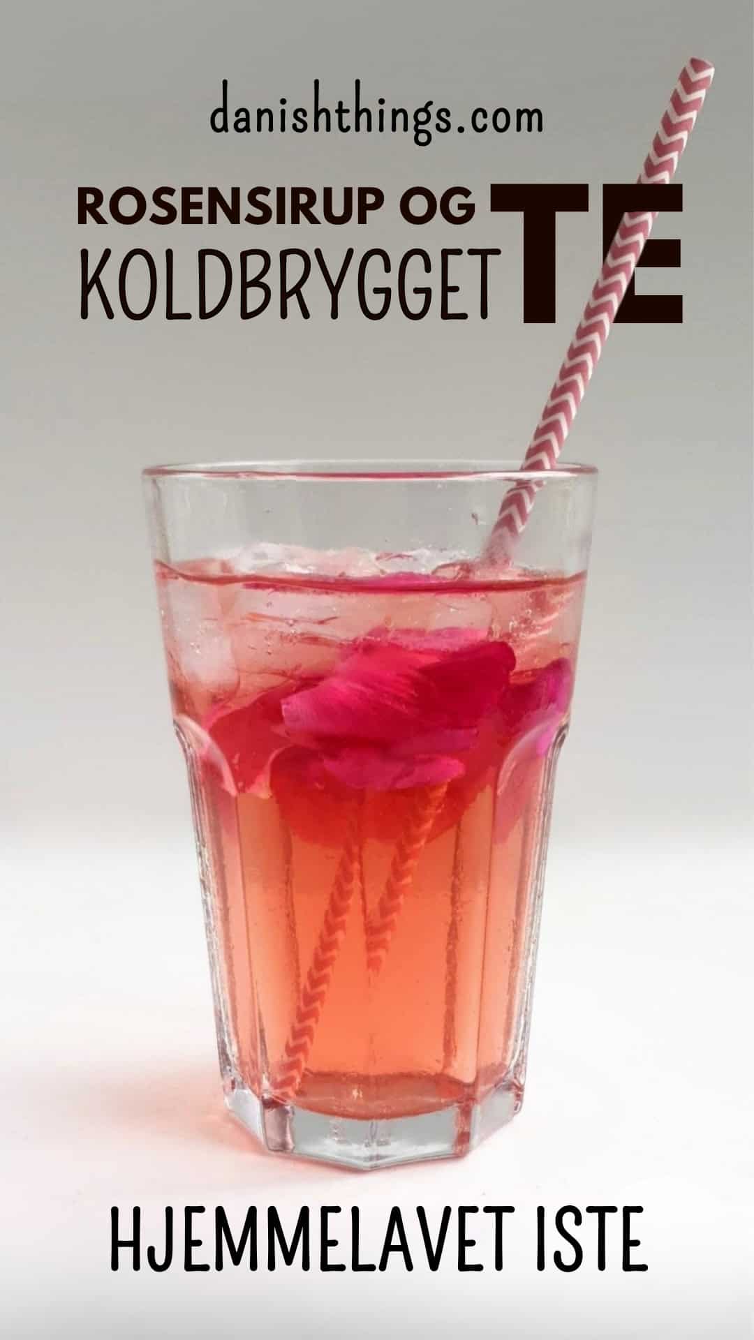 Koldbrygget Earl Grey te med rosensirup og rosenblade. Koldbrygget te, lækkert alternativ i sommervarmen. Drik den som den er eller lav din egen iste – sød den med en af de mange lækre sirupper og prøv en hjemmelavet slushice. Find opskrifter, gratis print og inspiration til årets gang på danishthings.com #DanishThings #koldbryggette #koldbrygget #te #iste #slushice