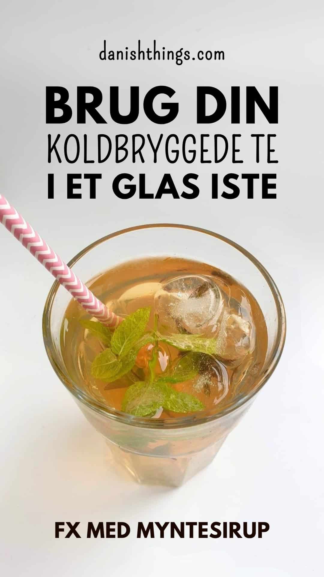 Iste med mynte - lavet med koldbrygget te og myntesirup. Koldbrygget te, lækkert alternativ i sommervarmen. Drik den som den er eller lav din egen iste – sød den med en af de mange lækre sirupper og prøv en hjemmelavet slushice. Find opskrifter, gratis print og inspiration til årets gang på danishthings.com #DanishThings #koldbryggette #koldbrygget #te #earlgrey #iste #slushice