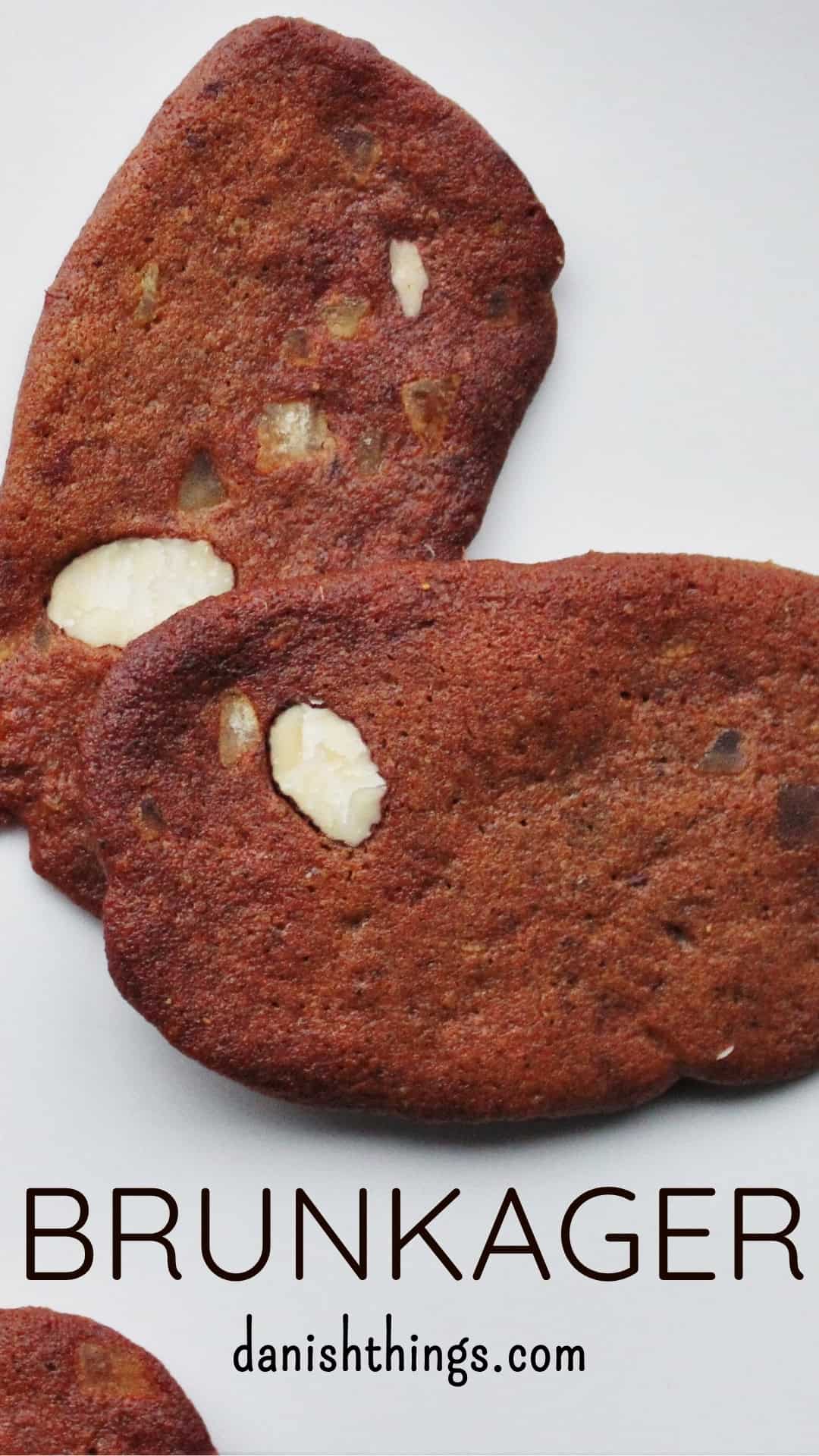 Brunkager - de klassiske brune kager, ægte dansk jul i småkagestørrelse. En klassiker på det danske kaffebord til jul. Find opskrifter, print og inspiration til årets gang på danishthings.com © Christel Parby - Danish #DanishThings #jul #brunkager #klassiske #småkager #julesmåkager #cookies #Christmas #holidays