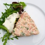 Laksetatar af fersk og røget laks med krydderurteskum og salat. Lækker forret, når det skal være festligt. Find andre opskrifter og inspiration til årets gang på danishthings.com