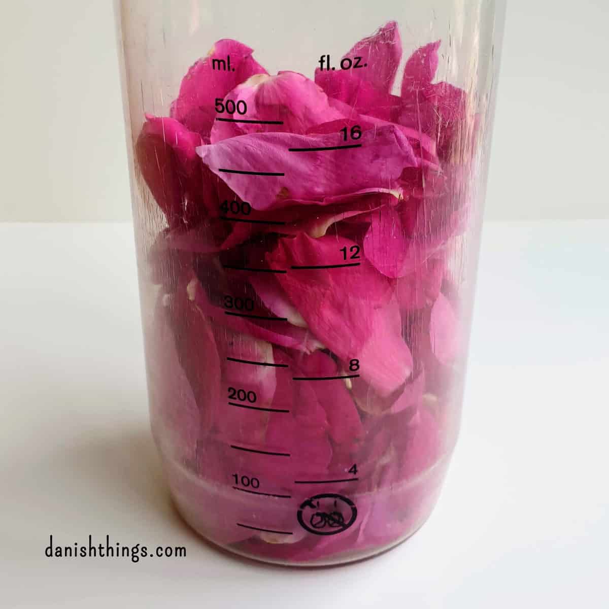 Hybenroser – de pink kronblade. Fotograferet af Christel Parby © danishthings.com. Spiselige blomster som dekoration og i retter. Find opskrifter med roser, gratis print og inspiration til årets gang. #DanishThings #hybenroser #roser #rosenblade #rynkerrose #velduftenderoser #rosenparfumeret #vildrose #spiseligeblomster #sommer #spissommeren #spisnaturen #vildmad