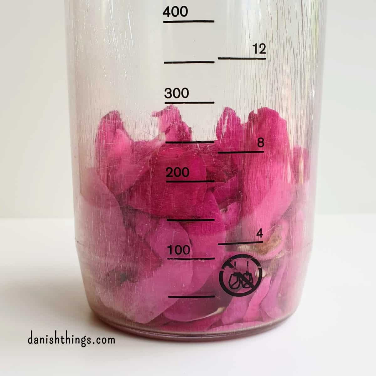 Hybenroser – de pink kronblade. Fotograferet af Christel Parby © danishthings.com. Spiselige blomster som dekoration og i retter. Find opskrifter med roser, gratis print og inspiration til årets gang. #DanishThings #hybenroser #roser #rosenblade #rynkerrose #velduftenderoser #rosenparfumeret #vildrose #spiseligeblomster #sommer #spissommeren #spisnaturen #vildmad