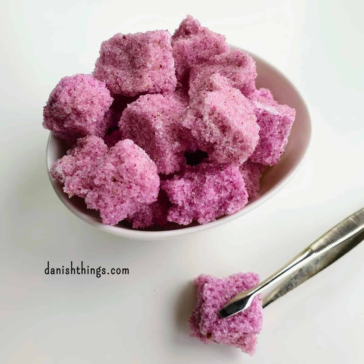 Klassisk rosensukker med en fantastisk smag. Brug sukkeret i kager, desserter, konfekt og drikke. Find opskriften, inspiration til anvendelse og gratis print på danishthings.com #DanishThings #hybenrose #hybenrosesukker #rosensukker #roser #rosenparfumeret #sukker #rosenflormelis #flormelis #sukkerknald #blomster #spisnaturen #spiseligeblomster 