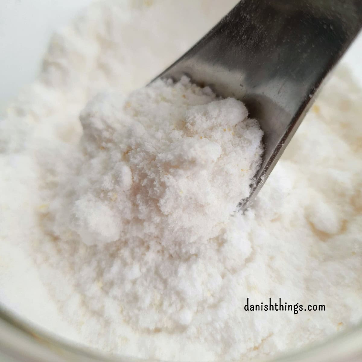 Klassisk rosensukker med en fantastisk smag. Blend dit sukker til flormelis og brug sukkeret i glasur, marengs, desserter, konfekt og meget mere. Find opskriften, inspiration til anvendelse og gratis print på danishthings.com #DanishThings #hybenrose #hybenrosesukker #rosensukker #roser #rosenparfumeret #sukker #rosenflormelis #flormelis #sukkerknald #blomster #spisnaturen #spiseligeblomster