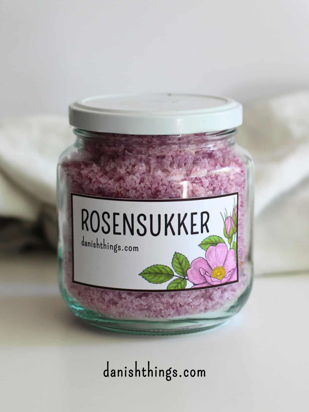 Lav lækkert, velsmagende sukker med en rosenparfumeret smag. Prøv at erstatte dit almindelige sukker med rosensukker i kager, desserter, søde lækkerier og drikke - du vil blive positivt overrasket. Find opskriften, inspiration til anvendelse og gratis print på danishthings.com #DanishThings #hybenrose #hybenrosesukker #rosensukker #roser #rosenparfumeret #sukker #rosenflormelis #flormelis #sukkerknald #blomster #spisnaturen #spiseligeblomster 