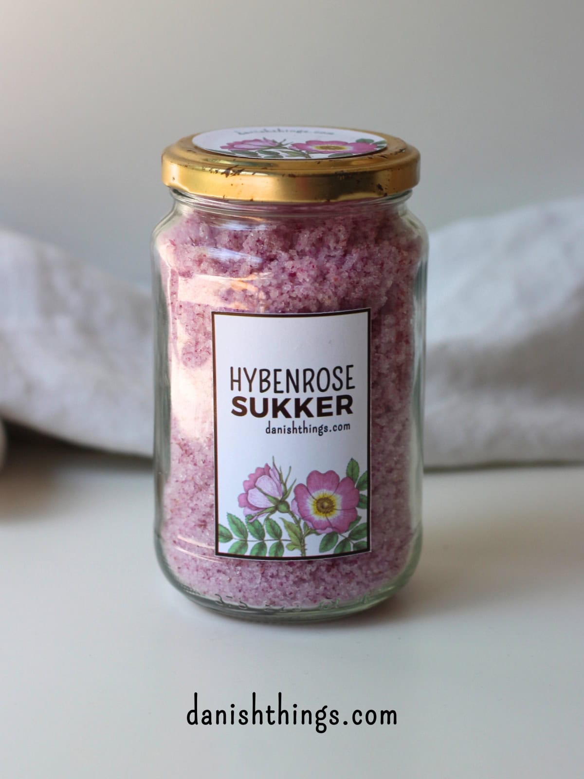 Lav lækkert, velsmagende rosensukker, en koncentreret bombe af velsmag, perfekt til (lag)kager, pandekager, marengs, flødeboller, is og desserter eller drikke som saftevand, drinks og te. Find opskrifter, gratis print og inspiration til årets gang på danishthings.com #DanishThings #hybenrose #hybenrosesukker #rosensukker #rose #roser #sukker #rosenflormelis #flormelis #sukkerknald #blomster #spisnaturen #spiseligeblomster