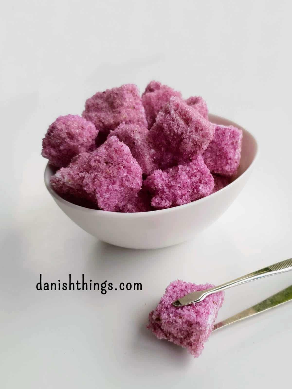 Vidste du, at du kan lave hugget sukker med rosensukker? De frisklavede rosensukkerknalder er smukt farvede, hvis du bruger pink hybenroser. Prøv at erstatte dit almindelige sukker med rosensukker i dine drikke, kager og desserter - sukkeret giver en fantastisk smag. Find opskriften, inspiration til anvendelse og gratis print på danishthings.com #DanishThings #hybenrose #hybenrosesukker #rosensukker #roser #rosenparfumeret #sukker #rosenflormelis #flormelis #sukkerknald #blomster #spisnaturen #spiseligeblomster