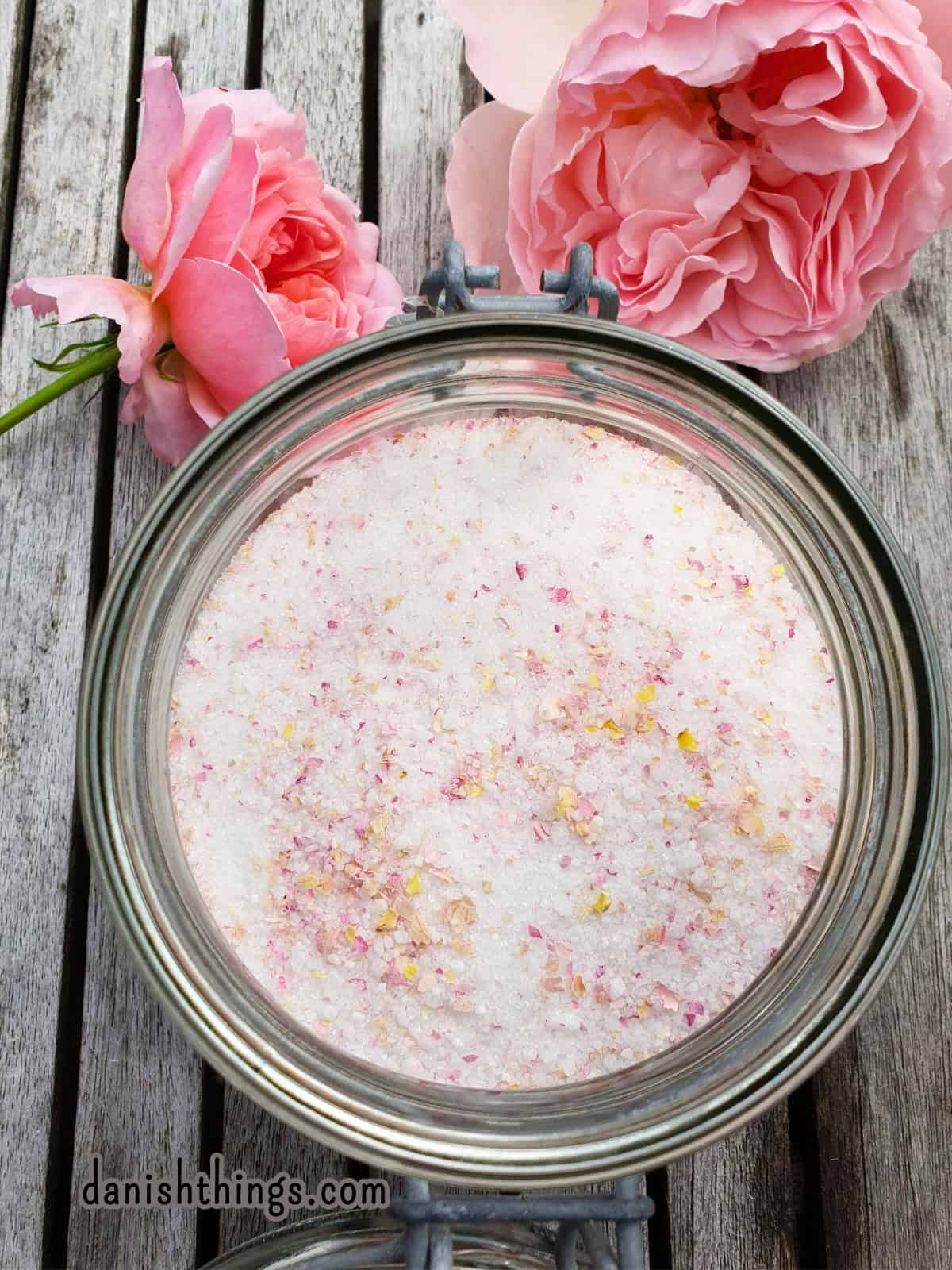 Lav lækkert, velsmagende sukker med en rosenparfumeret smag. Prøv at erstatte dit almindelige sukker med rosensukker i kager, desserter, søde lækkerier og drikke - du vil blive positivt overrasket. Find opskriften, inspiration til anvendelse og gratis print på danishthings.com #DanishThings #hybenrose #hybenrosesukker #rosensukker #roser #rosenparfumeret #sukker #rosenflormelis #flormelis #sukkerknald #blomster #spisnaturen #spiseligeblomster
