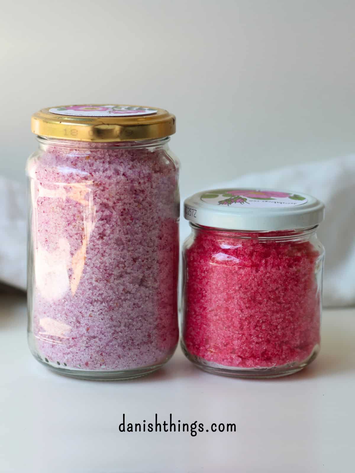 Vil du lave et rosensukker med en mere holdbar farve? Lav syrligt rosensukker - et smukt pink sukker, der holder farven længe. Perfekt til glasur, marengs og som drys på cookies og kager. Læs mere om det smukke pink blomstersukkers mange anvendelsesmuligheder, find opskriften og de gratis etiketter til rosensukkeret på danishthings.com © Christel Parby #DanishThings #rosensukker #syrligtrosensukker #hybenrose #citronsyre #blomstersukker #surtsukker #GratisEtiketter