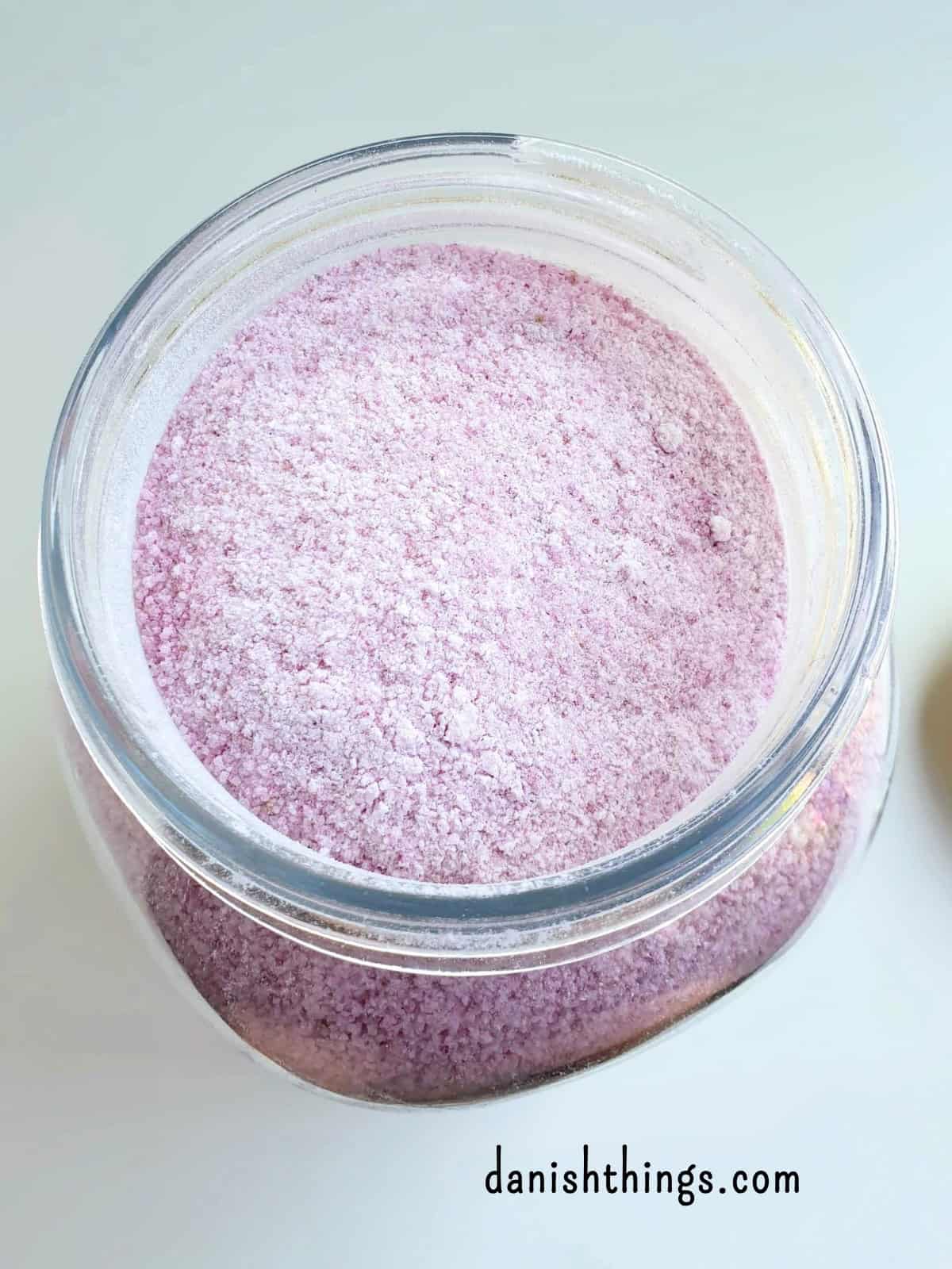 Lav lækkert, velsmagende rosensukker, en koncentreret bombe af velsmag, perfekt til (lag)kager, pandekager, marengs, flødeboller, is og desserter eller drikke som saftevand, drinks og te. Find opskrifter, gratis print og inspiration til årets gang på danishthings.com #DanishThings #hybenrose #hybenrosesukker #rosensukker #rose #roser #sukker #rosenflormelis #flormelis #sukkerknald #blomster #spisnaturen #spiseligeblomster