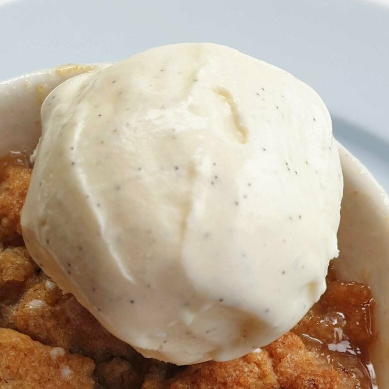 En dansk sommerdessert - vaniljeis med rabarbercrumble. Find opskrifter, gratis download, print og inspiration til årets gang på danishthings.com