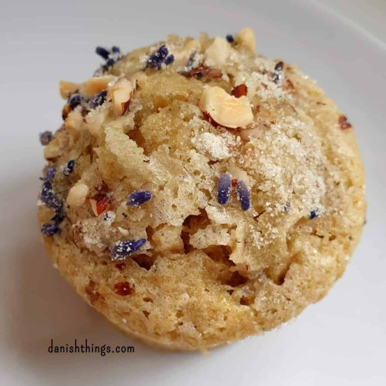 Earl Grey og lavendel muffins. Lækre luftige muffins med en fin parfumeret smag af lavendler og bergamotte. Også velegnede til laktoseintolerante, da der anvendes te i stedet for et mælkeprodukt. Find opskrifter, gratis print og inspiration til årets gang på danishthings.com © Christel Parby - Danish Things #DanishThings #earlgrey #te #lavendel #citron #muffins #kager