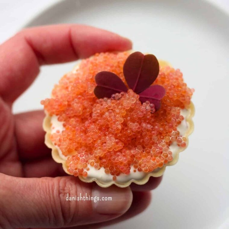 En håndfuld luksus – stenbiderrogn og rødløgscreme af pisket creme fraiche 38% i sprød tærteskal. Perfekt som appetizer eller festlig forret. Find opskriften på danishthings.com © Christel Parby - Danish Things #stenbiderrogn #tærteskal #appetizer #rødløgscreme #pisketcremefraiche #cremefraiche38 #forret #påske #nytår #fødselsdag #festligforret #danishthings