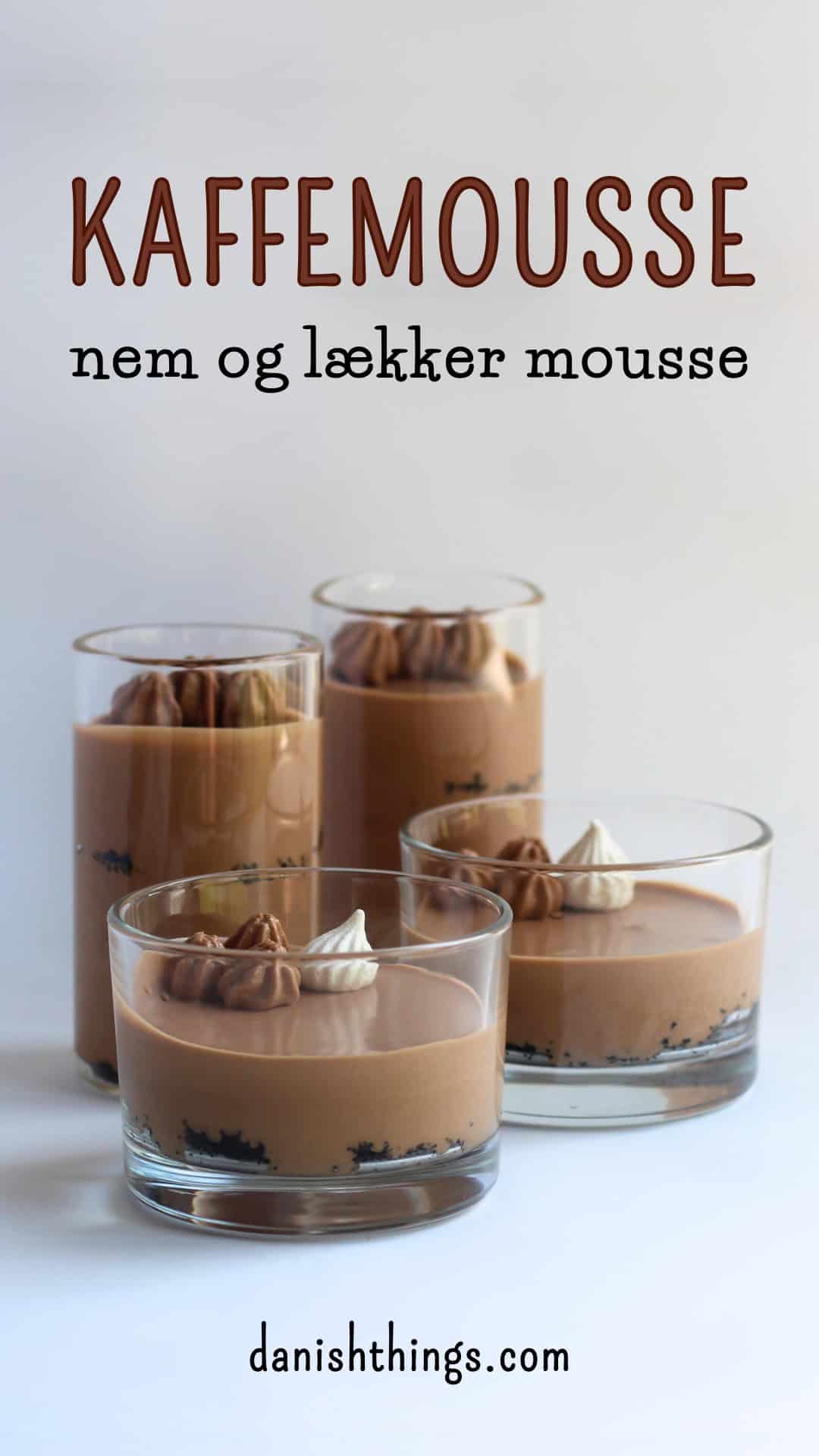 Kaffemousse – nem dessert med intens kaffesmag. Server den enkelt i glas eller støb den i silikoneforme. Find opskrifter, gratis print og inspiration til årets gang på danishthings.com © Christel Parby - Danish Things #DanishThings #kaffemousse #kaffesymfoni #kaffe #mousse #kaffedessert #dessert #spismeredessert #eatmoredessert #smukdessert #dessertdekoration #kagedekoration #dekoration #lagkagedekoration #lagkagefyld #tærtefyld #rouladefyld #fastelavnsbollefyld #kaffecrumble #mokkamousse