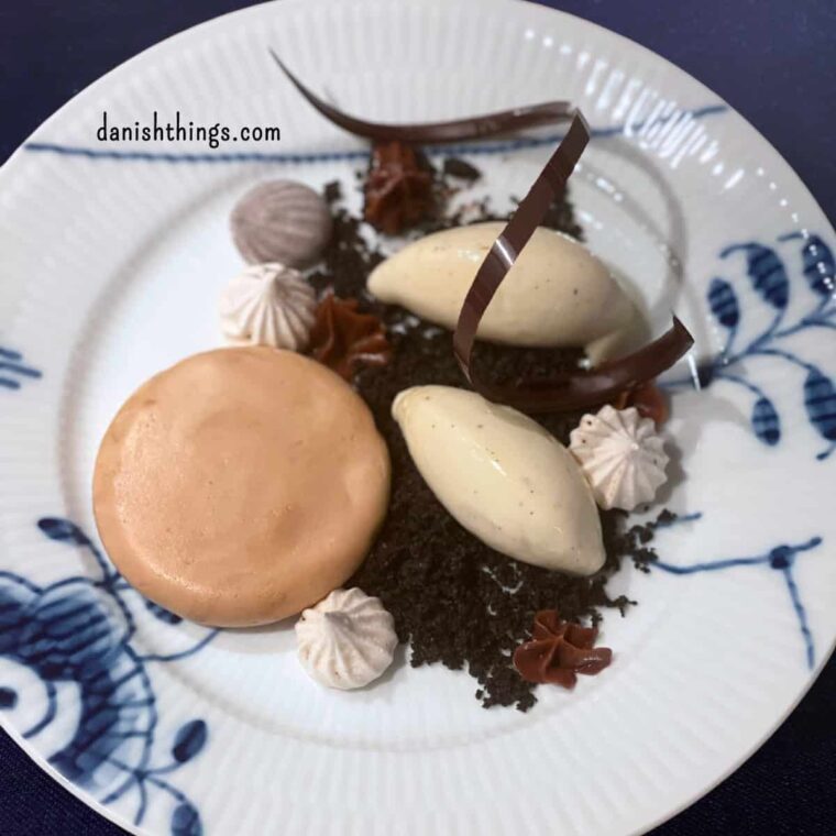 Kaffemousse - en nem og lækker mousse med kaffe. Kaffemoussen er en blød og lækker mousse med en god smag af kaffe, det er en nem dessert som du kan servere på flere forskellige måder. Server kaffemoussen helt enkelt i et glas, gør lidt ekstra ud af din dessertservering og støb kaffemoussen i en silikoneform, og lav en kaffesymfoni på din desserttallerken. Du kan også bruge den støbte mousse som indlæg i kager, eller bruge moussen som fyld i fastelavnsboller, kager, tærter, roulader... Find opskrifter, gratis print og inspiration til årets gang på danishthings.com © Christel Parby - Danish Things #DanishThings #kaffemousse #kaffe #mousse #kaffedessert #dessert #spismeredessert #eatmoredessert #smukdessert #dessertdekoration #kagedekoration #dekoration #lagkagedekoration #lagkagefyld #tærtefyld #rouladefyld #fastelavnsbollefyld #kaffesymfoni #coffeedessert #coffee