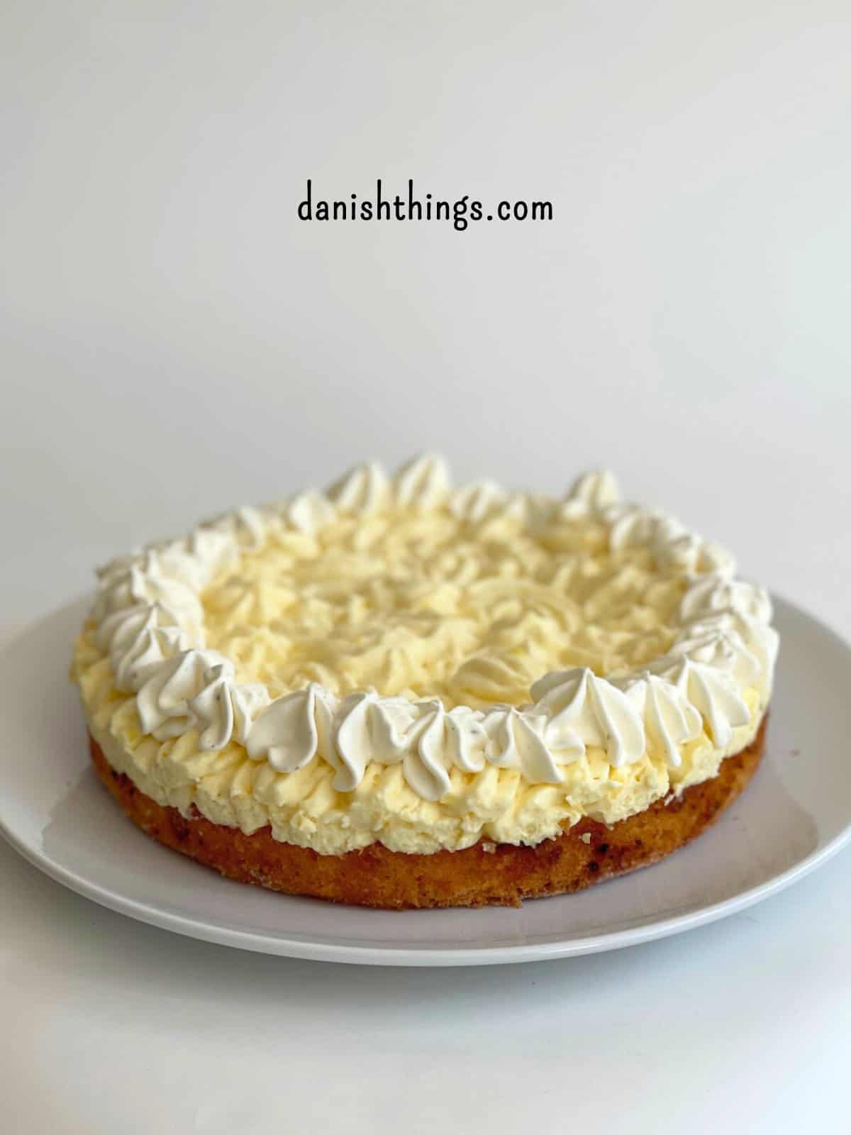 Citronlagkagebund med citronfromage og chantillycreme  © Christel Parby - danishthings.com #DanishThings #citronfromage #chantillycreme  #citronfromagekage #fejring