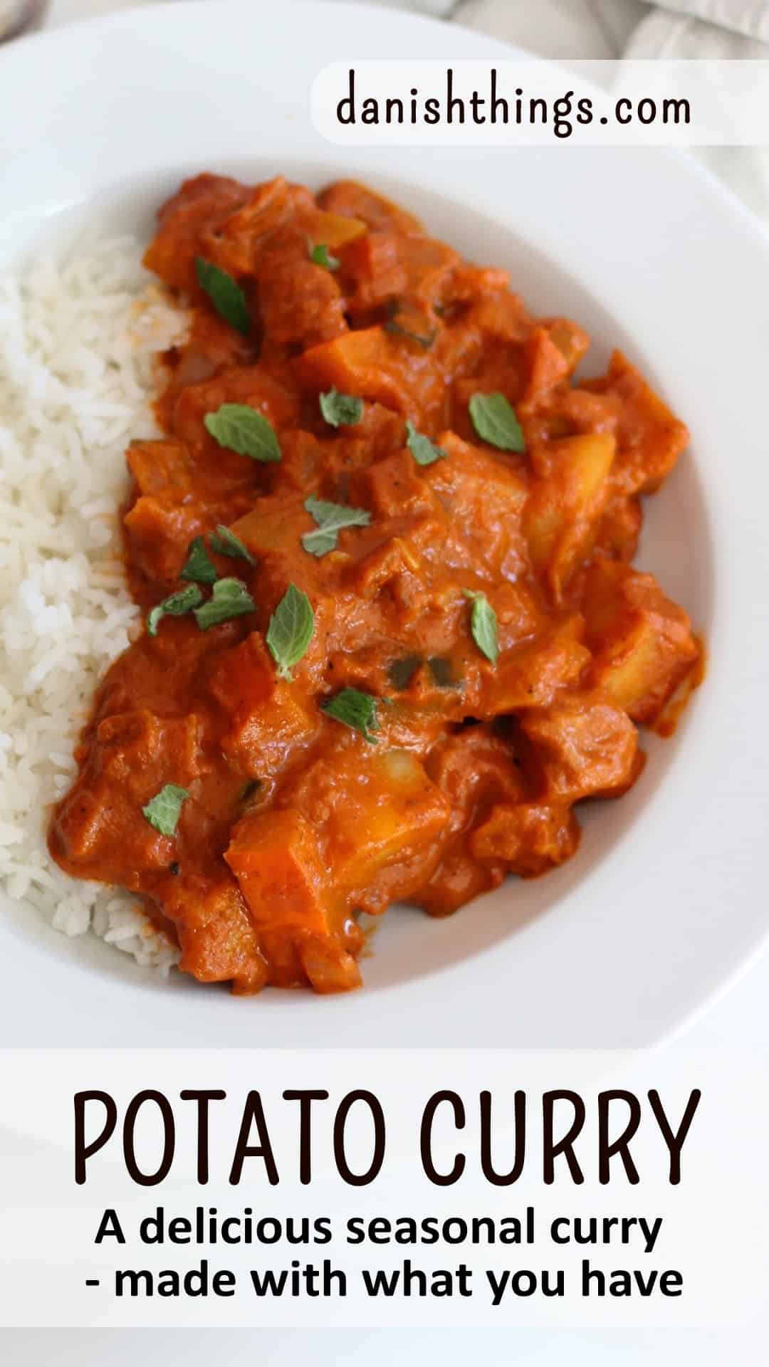 How to make seasonal potato curry - get the ultimate basic recipe Potato Curry all year round! Make your favourite potato curry with pumpkin and courgette; the base recipe can be adapted to use Danish seasonal vegetables or those from your country. Perfect for both weekdays and weekends. © Christel Parby - danishthings.com #DanishThings #potatocurry #seasonalfood #vegetarian