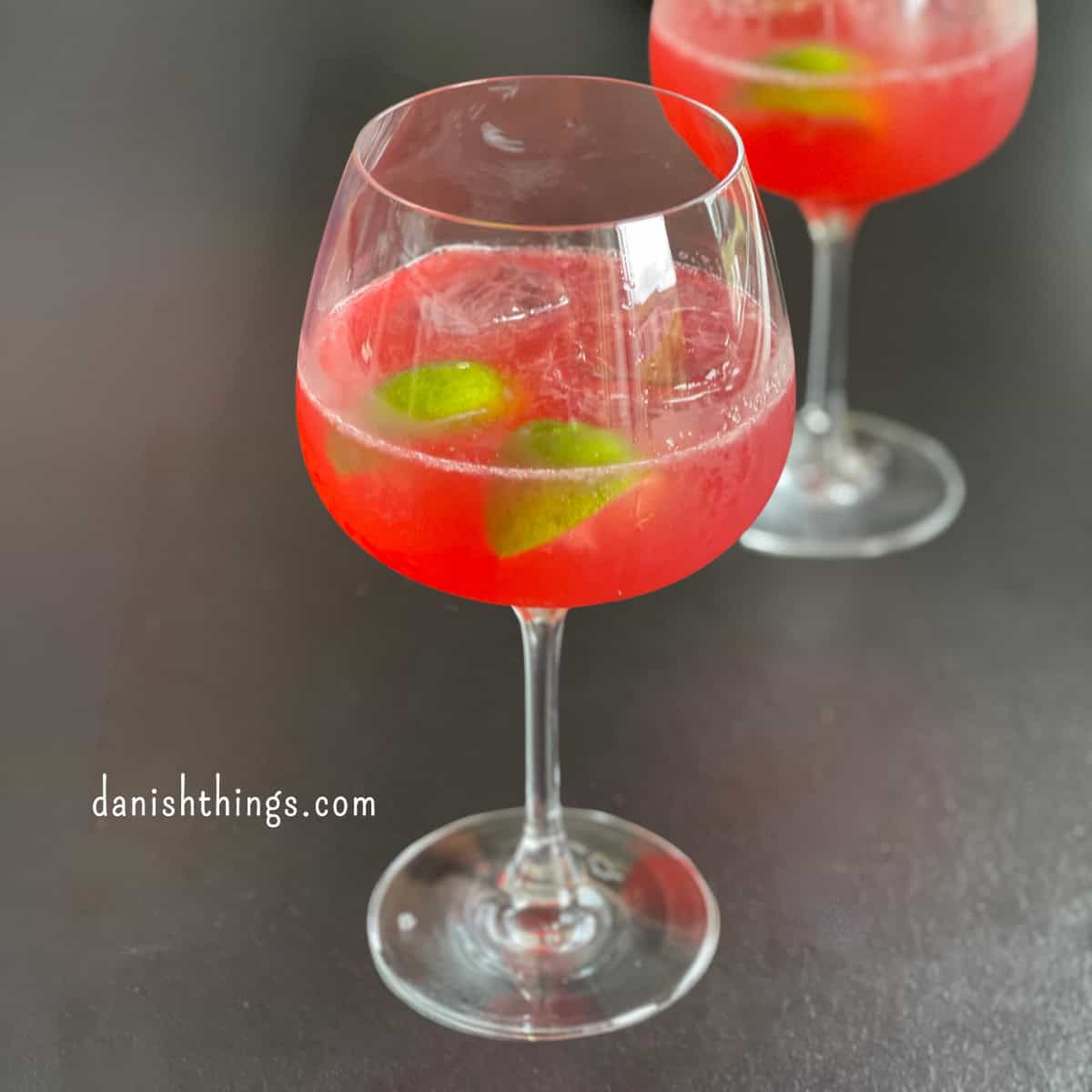 Rose gin Hass, årets sommerdrink - rose cocktail med og rose mocktail uden alkohol