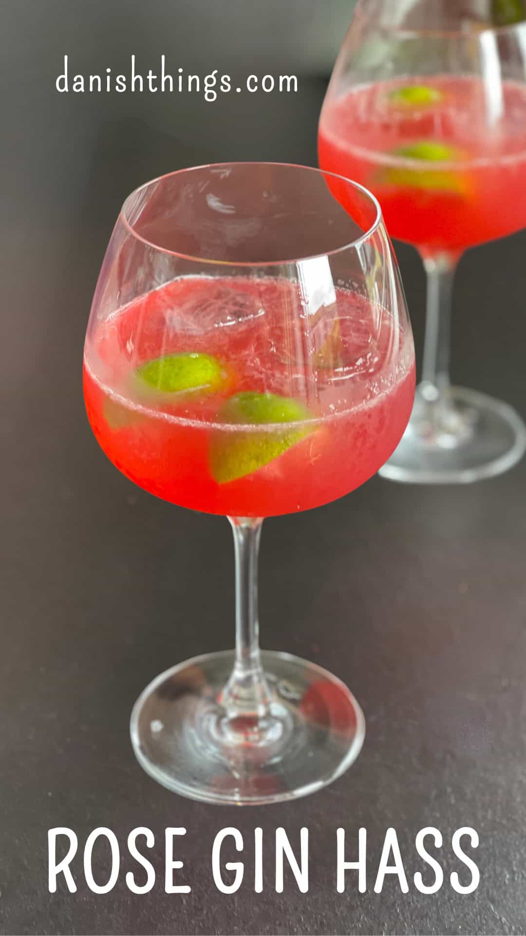 Sådan laver du Rose gin Hass – både som rose cocktail og rose mocktail. Lav en ny variant af den populære gin Hass – rose gin Hass, gerne med hjemmelavet rosensirup og rose gin, som du også finder opskrifterne på. Nem og hurtig opskrift med få ingredienser. Find opskrifter, print og inspiration til årets gang på danishthings.com © Christel Parby - Danish Things #DanishThings #drink #drinks #mocktail #cocktail #RoseGinHass #GinHass #gin #rosengin #hybenrosegin #alkohol #hybenrose #hybenrosesaft #hybenrosesirup #rose #roser #saft #rosensirup #rosensaft #sirup #blomster #lav-det-selv #hjemmelavet #spisnaturen