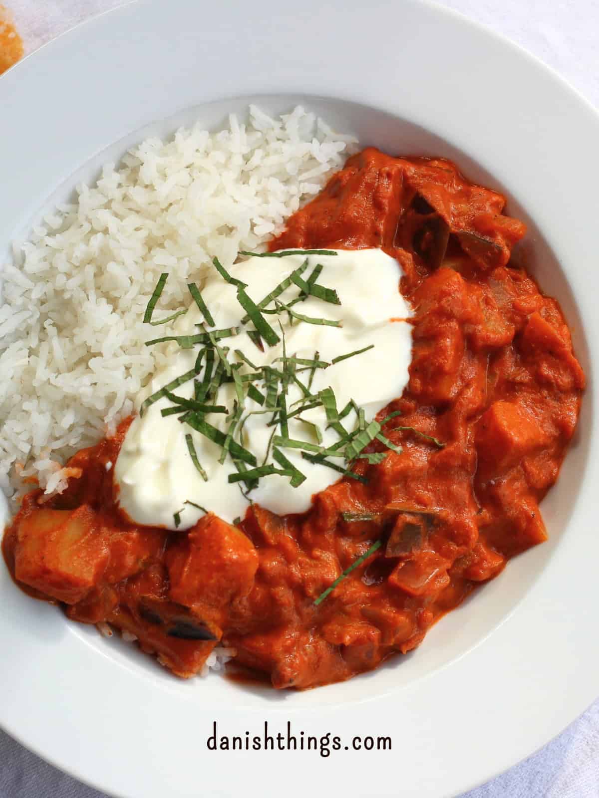 How to make seasonal potato curry - get the ultimate basic recipe Potato Curry with aubergine and courgette - and a little pineapple sage on top of the Greek yoghurt and a little rice on the side © Christel Parby - danishthings.com #DanishThings #potatocurry #seasonalfood #vegetarian
