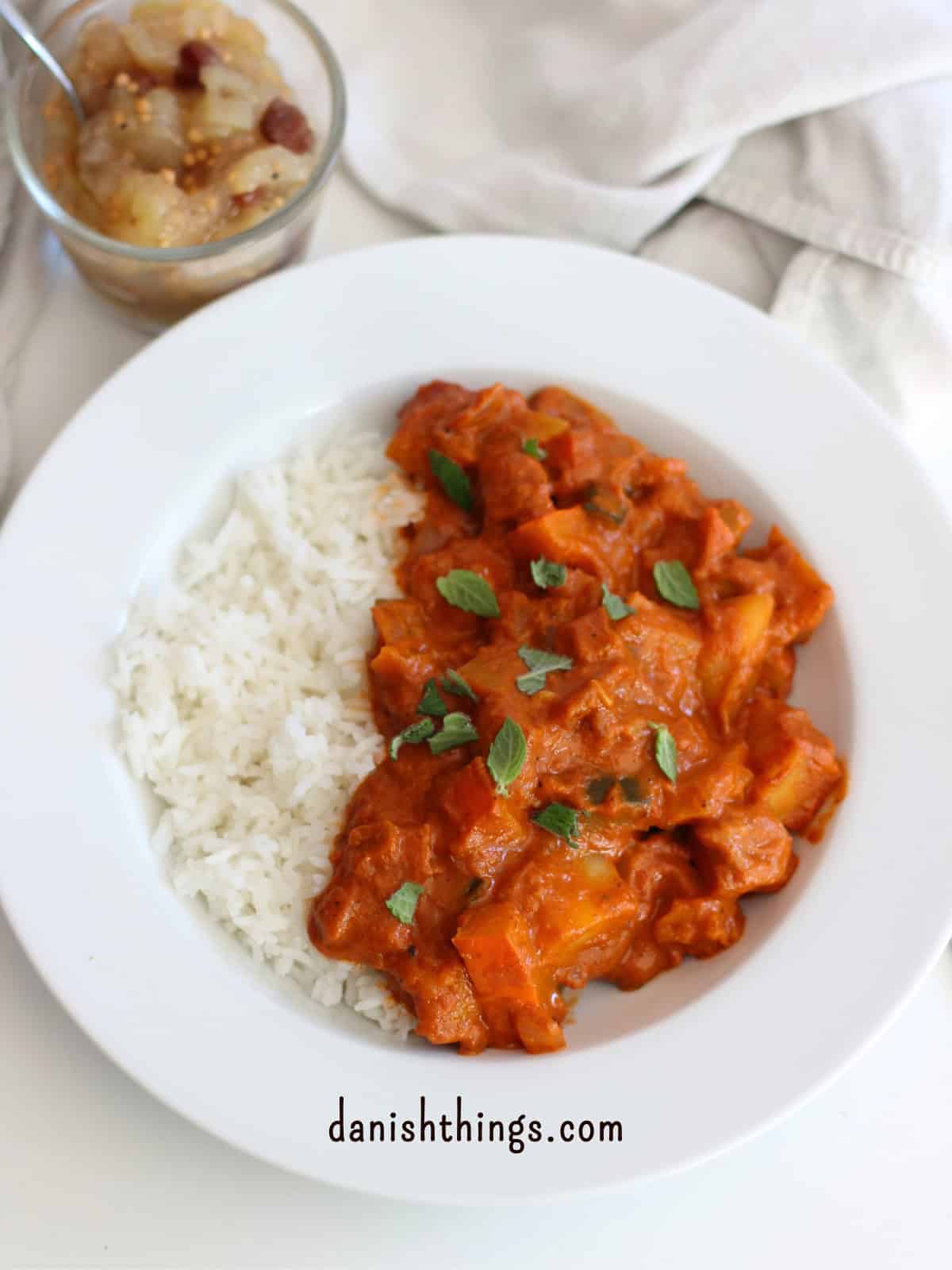 How to make seasonal potato curry - get the ultimate basic recipe Potato Curry with pumpkin and courgette - and mint on top © Christel Parby - danishthings.com #DanishThings #potatocurry #seasonalfood #vegetarian