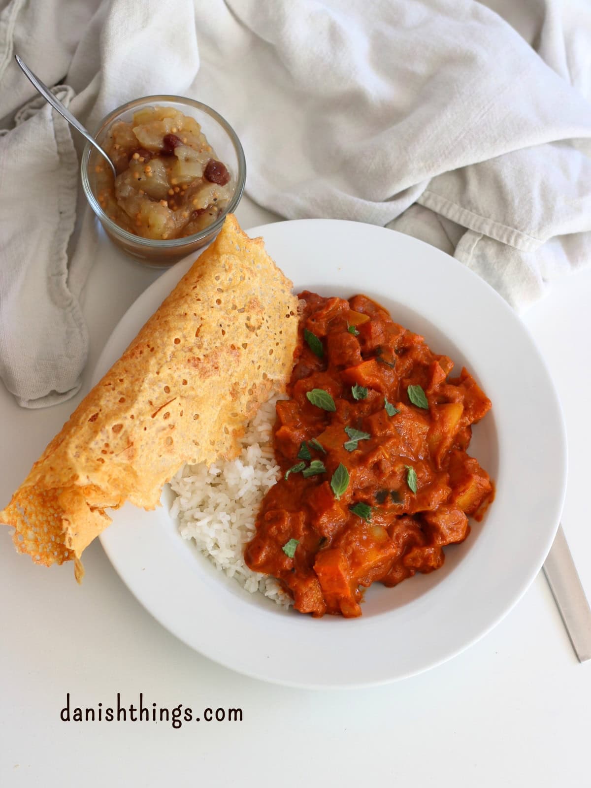 How to make seasonal potato curry - get the ultimate basic recipe Curry with rice, flatbread and homemade chutney