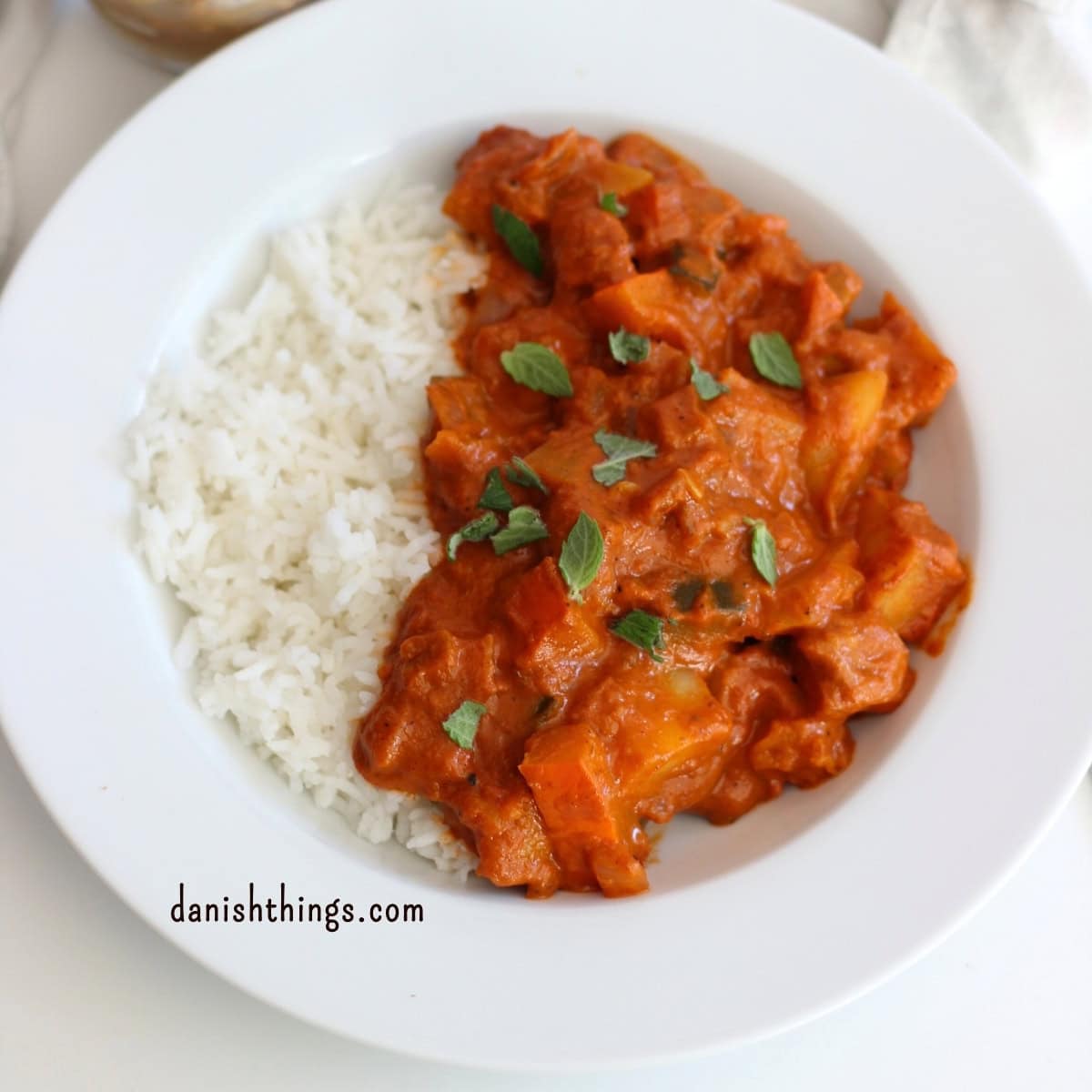 How to make seasonal potato curry - get the ultimate basic recipe Potato Curry with pumpkin and courgette - and mint on top © Christel Parby - danishthings.com #DanishThings #potatocurry #seasonalfood #vegetarian