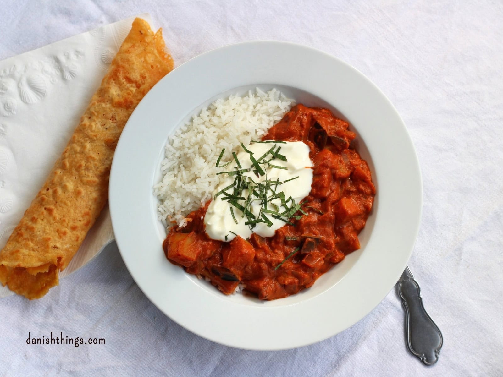 How to make seasonal potato curry - get the ultimate basic recipe Potato Curry with aubergine and courgette - and a little pineapple sage on top of the Greek yoghurt, a little rice and a lentil and chickpea flour flatbread on the side © Christel Parby - danishthings.com #DanishThings #potatocurry #seasonalfood #vegetarian