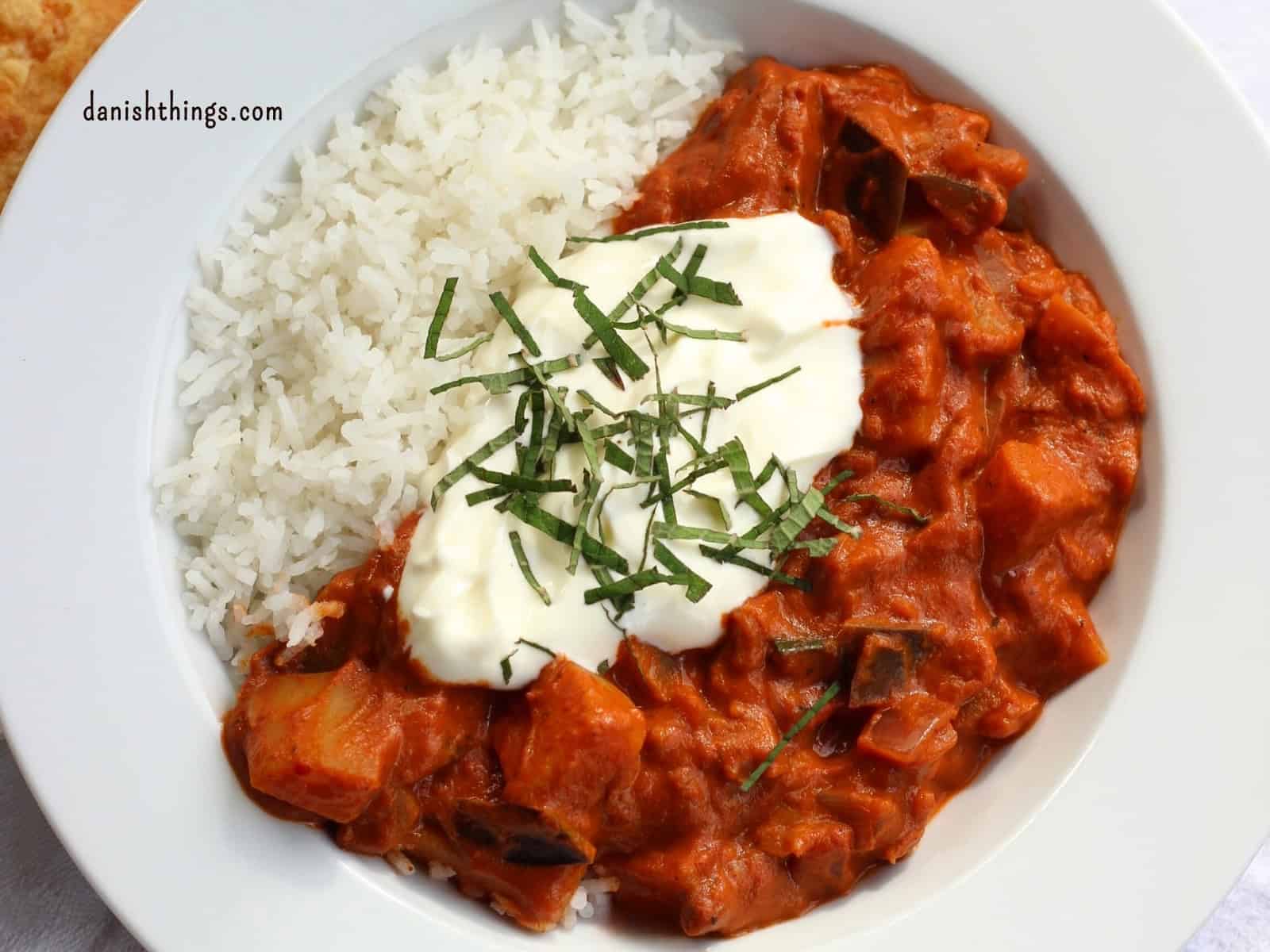 How to make seasonal potato curry - get the ultimate basic recipe Potato Curry with aubergine and courgette - and a little pineapple sage on top of the Greek yoghurt and a little rice on the side © Christel Parby - danishthings.com #DanishThings #potatocurry #seasonalfood #vegetarian
