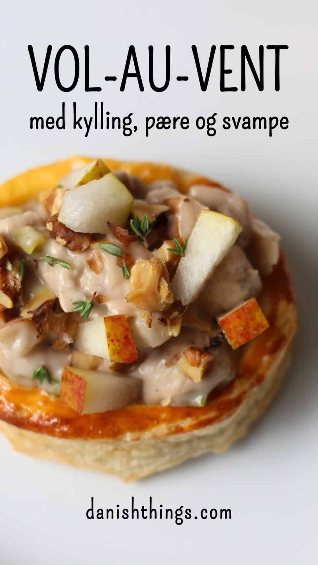 Cremet tarteletfyld med kylling, pære og svampe – lækker stuvning til efterår og vinter Cremet tarteletfyld med kylling, pære og svampe – lækker stuvning til efterår og vinter. Den cremede stuvning er oplagt til tarteletter, vol-au-vent og små tærter - du kan også serverer den på andre måder - find opskriften, tips og inspiration på danishthings.com © Christel Parby #danishthings #tarteletter #tarteletfyld #stuvning #volauvent #opbagt #sauce #kylling #pærer #svampe #porre #madmedpære #valnødder #hjemmelavet #efterårsmad #vintermad #hverdagsmad #weekendmad #danskmad #danskretter #forret #hovedret #madinspiration