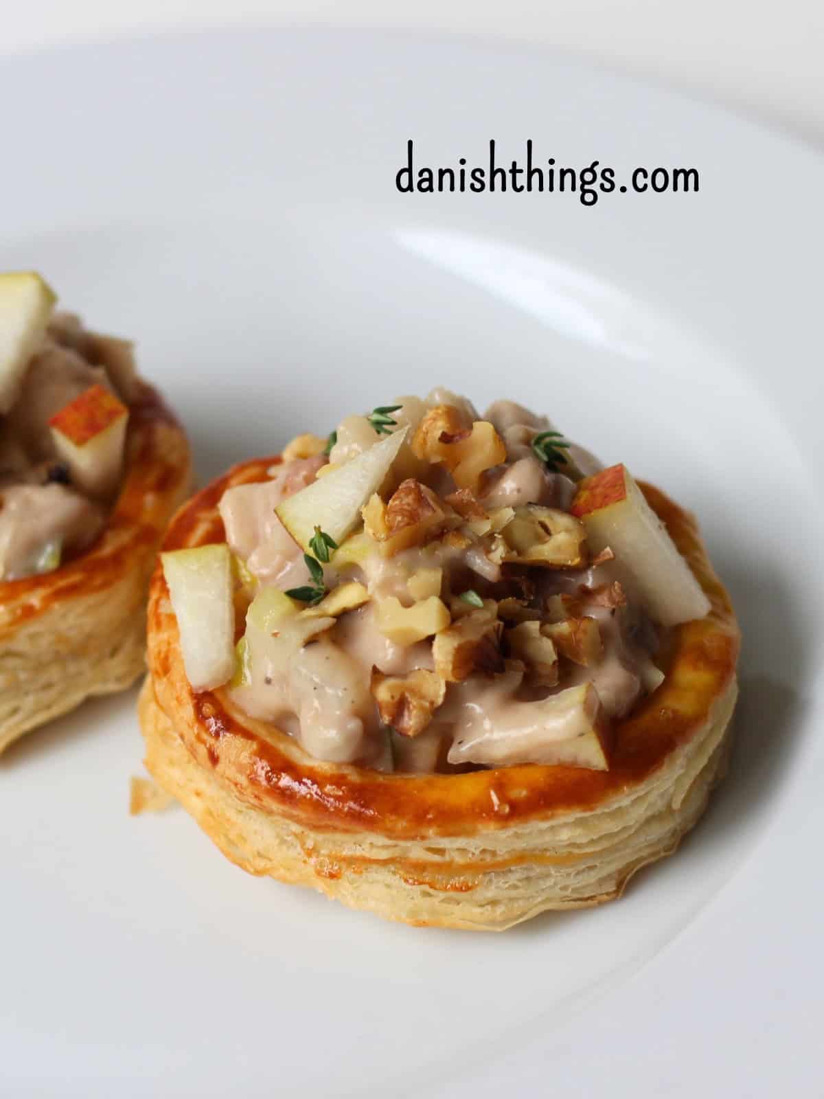 Cremet tarteletfyld med kylling, pære og svampe – lækker stuvning til efterår og vinter Vol-au-vent med kylling, pære og svampe – lækker stuvning til efterår og vinter. © Christel Parby danishthings.com #danishthings #tarteletter #tarteletfyld #stuvning #volauvent #opbagt #sauce #kylling #pærer #svampe #porre #madmedpære #valnødder #hjemmelavet #efterårsmad #vintermad #hverdagsmad #weekendmad #danskmad #danskretter #forret #hovedret #madinspiration