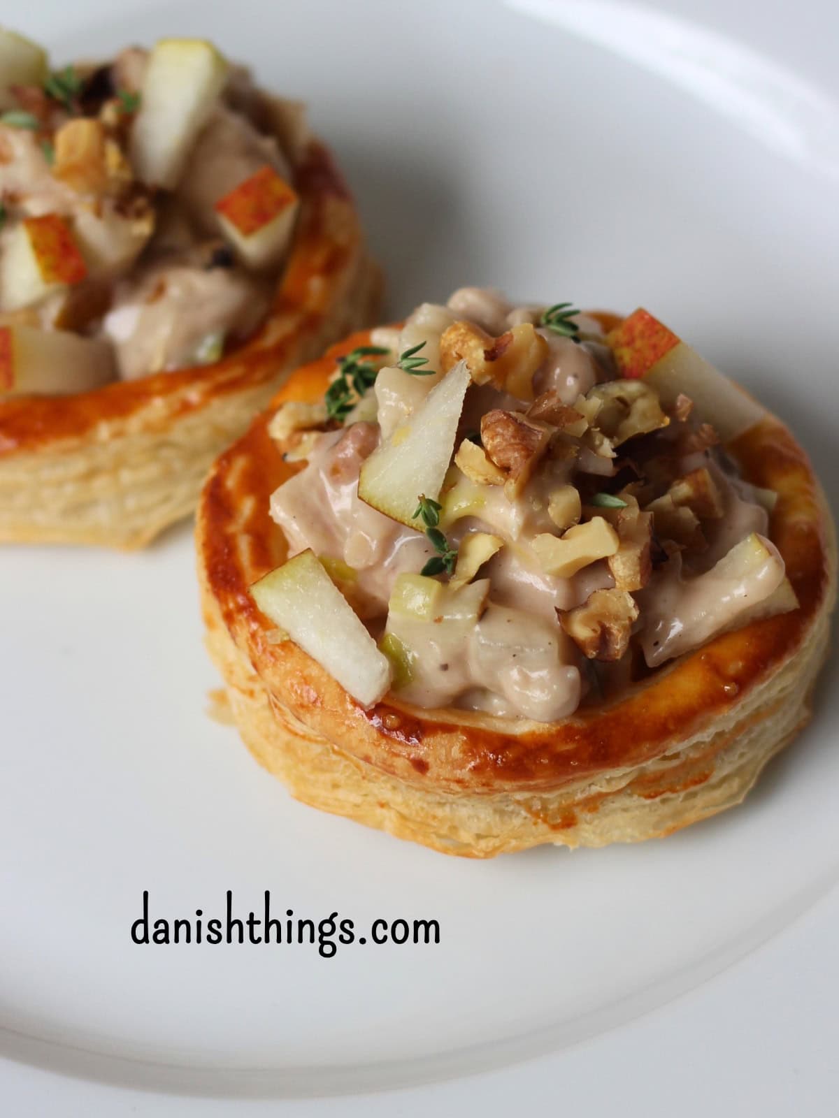 Cremet tarteletfyld med kylling, pære og svampe – lækker stuvning til efterår og vinter Vol-au-vent med kylling, pære og svampe – lækker stuvning til efterår og vinter. © Christel Parby danishthings.com #danishthings #tarteletter #tarteletfyld #stuvning #volauvent #opbagt #sauce #kylling #pærer #svampe #porre #madmedpære #valnødder #hjemmelavet #efterårsmad #vintermad #hverdagsmad #weekendmad #danskmad #danskretter #forret #hovedret #madinspiration